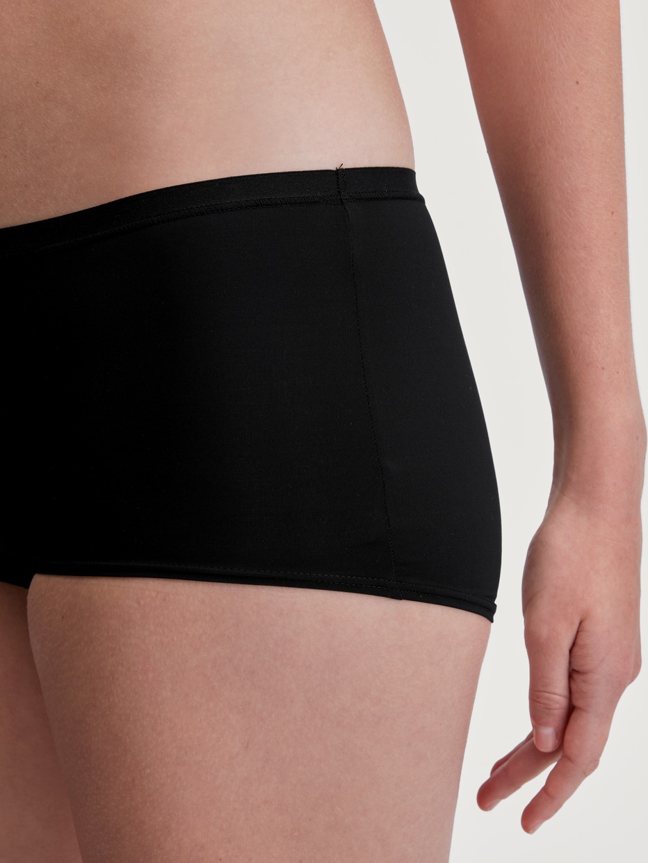 Damen-Model trägt Panty, regular cut aus Polyamid in Schwarz, Einfarbig aus Serie Sleek Skin von CALIDA, Detail