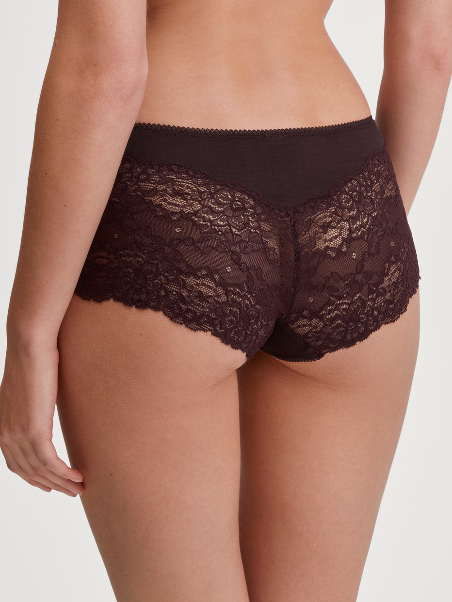 Le mannequin Femme porte le/la Panty taille haute en Dentelle de couleur Rouge, Dentelle, de la série Sensual Secrets de CALIDA, Vue arrière