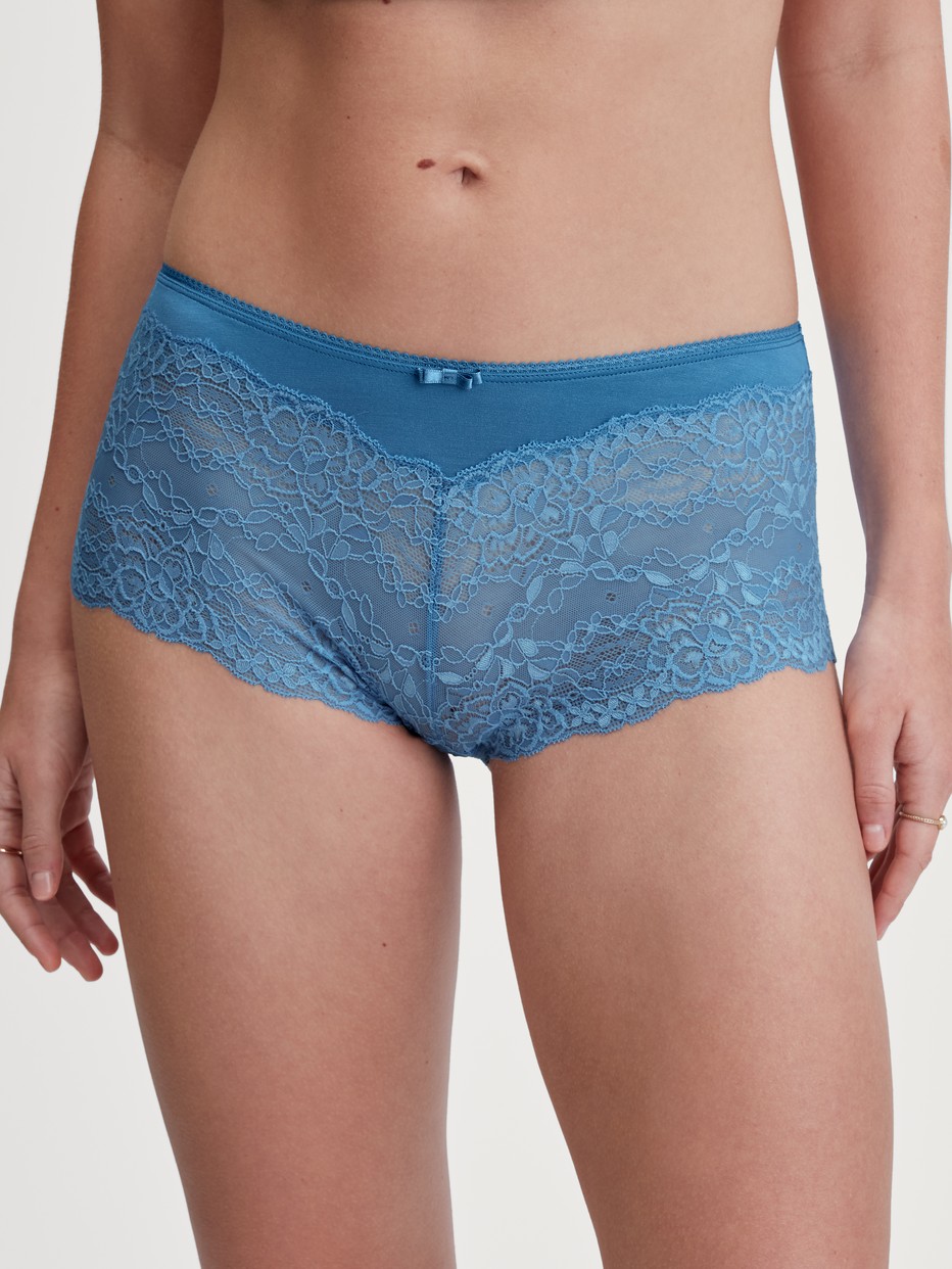 La modella / Il modello Donna indossa Panty taglio regolare in Pizzo di colore Blu, Pizzo, della serie Sensual Secrets di CALIDA, Vista frontale