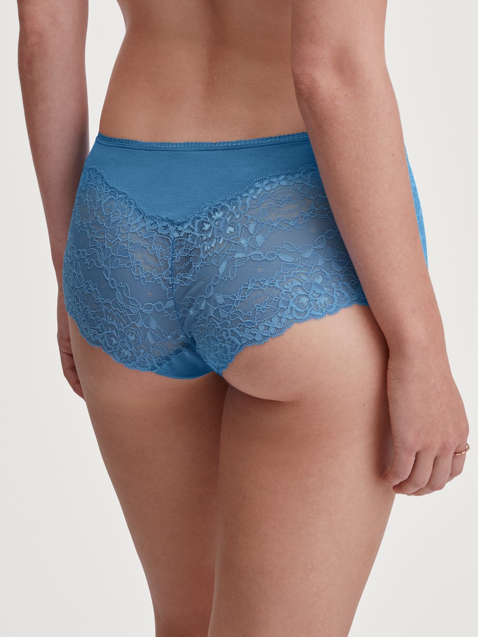 La modella / Il modello Donna indossa Panty taglio regolare in Pizzo di colore Blu, Pizzo, della serie Sensual Secrets di CALIDA, Vista posteriore