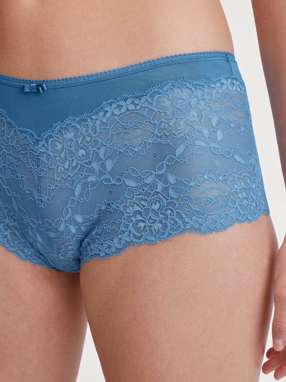 La modella / Il modello Donna indossa Panty taglio regolare in Pizzo di colore Blu, Pizzo, della serie Sensual Secrets di CALIDA, Dettaglio