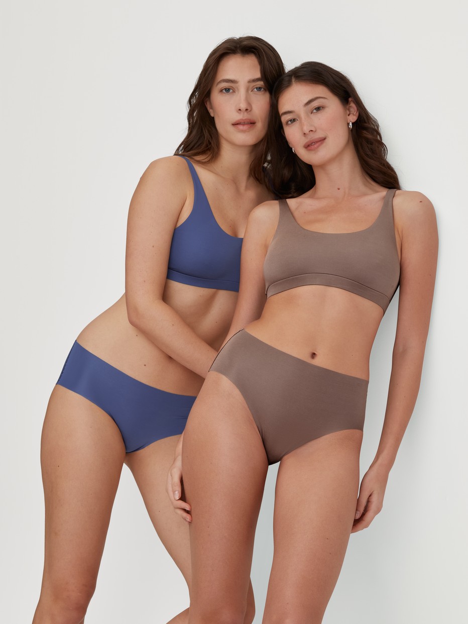 Damen-Model trägt Seamless-Panty, low cut aus Modal in Blau, Einfarbig aus Serie Natural Skin von CALIDA, Zusatzbild