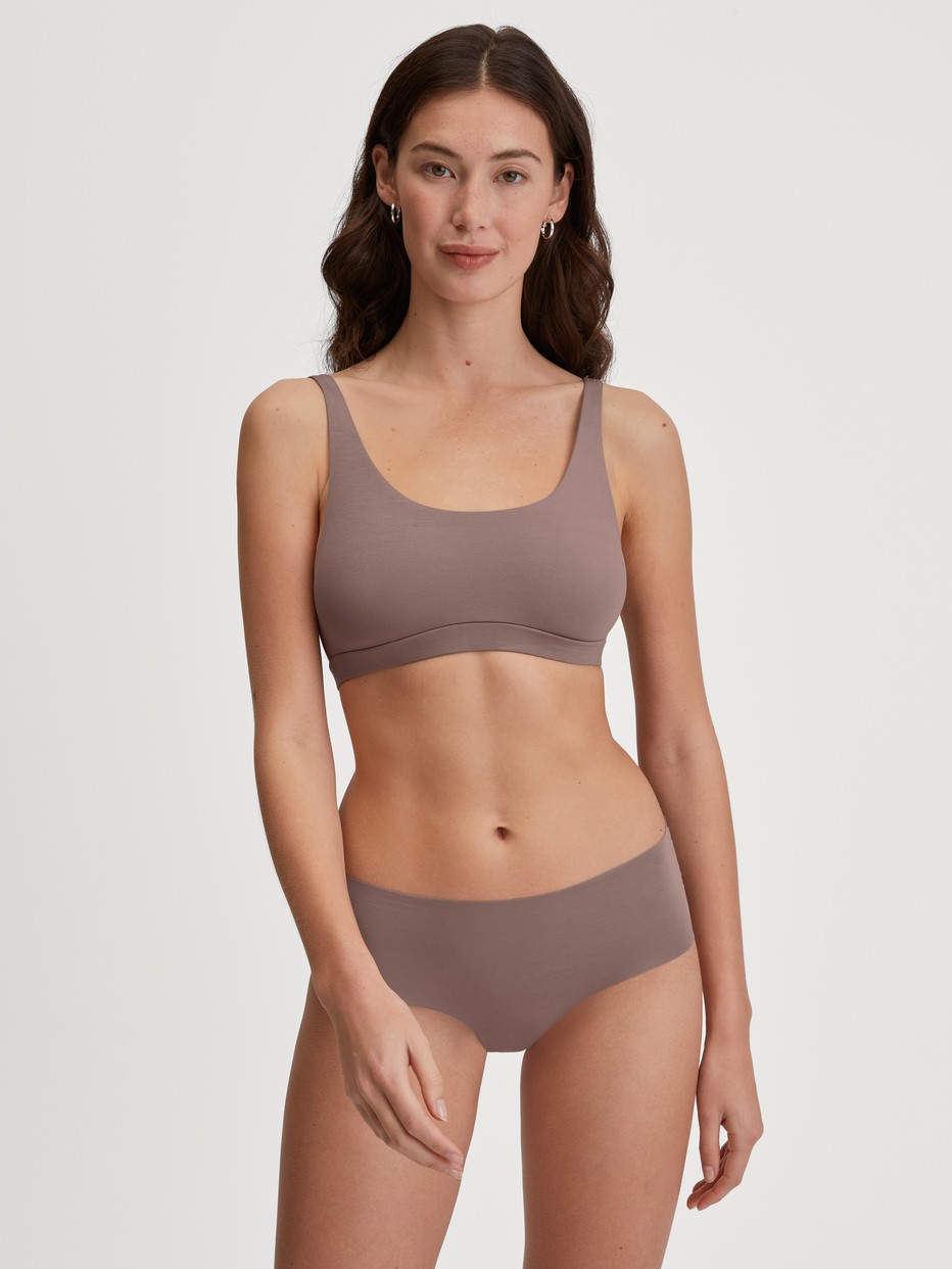 Damen-Model trägt Seamless-Panty, low cut aus Modal in Braun, Einfarbig aus Serie Natural Skin von CALIDA, Outfit