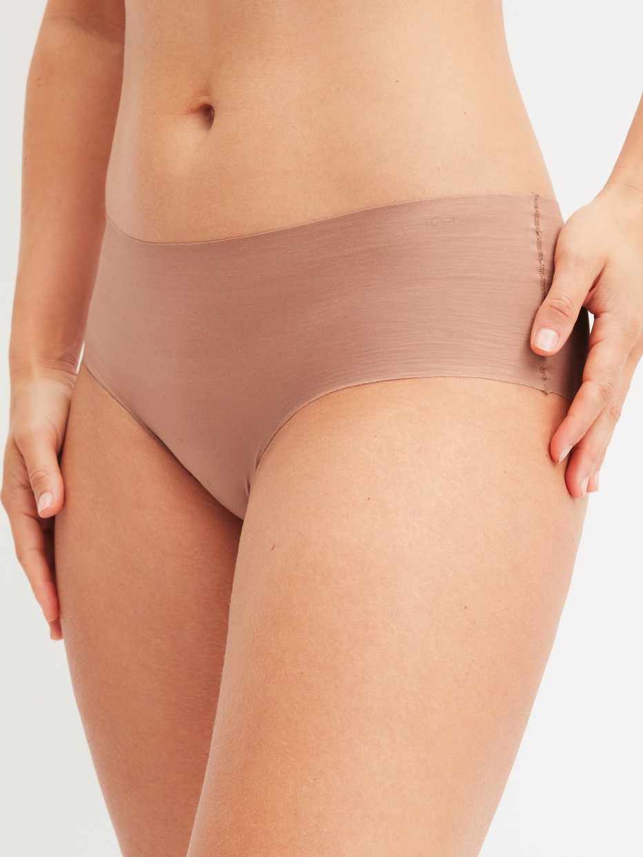Damen-Model trägt Seamless-Panty, low cut aus Modal in Braun, Einfarbig aus Serie Natural Skin von CALIDA, Vorderansicht