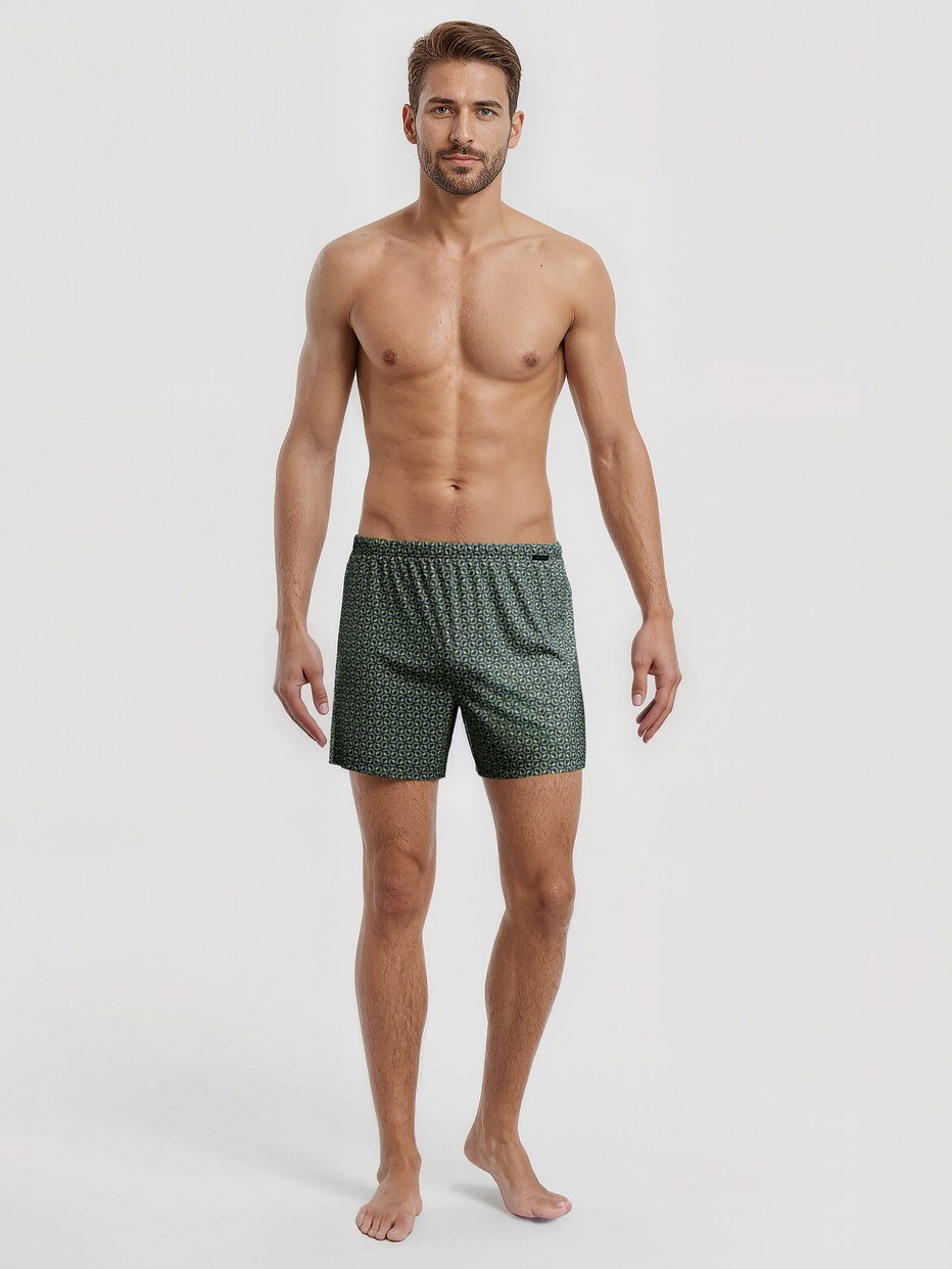 Herren-Model trägt Boxershorts, 2er-Pack aus 100% Baumwolle in Grün, Gemustert aus Serie Cotton Special von CALIDA, Outfit