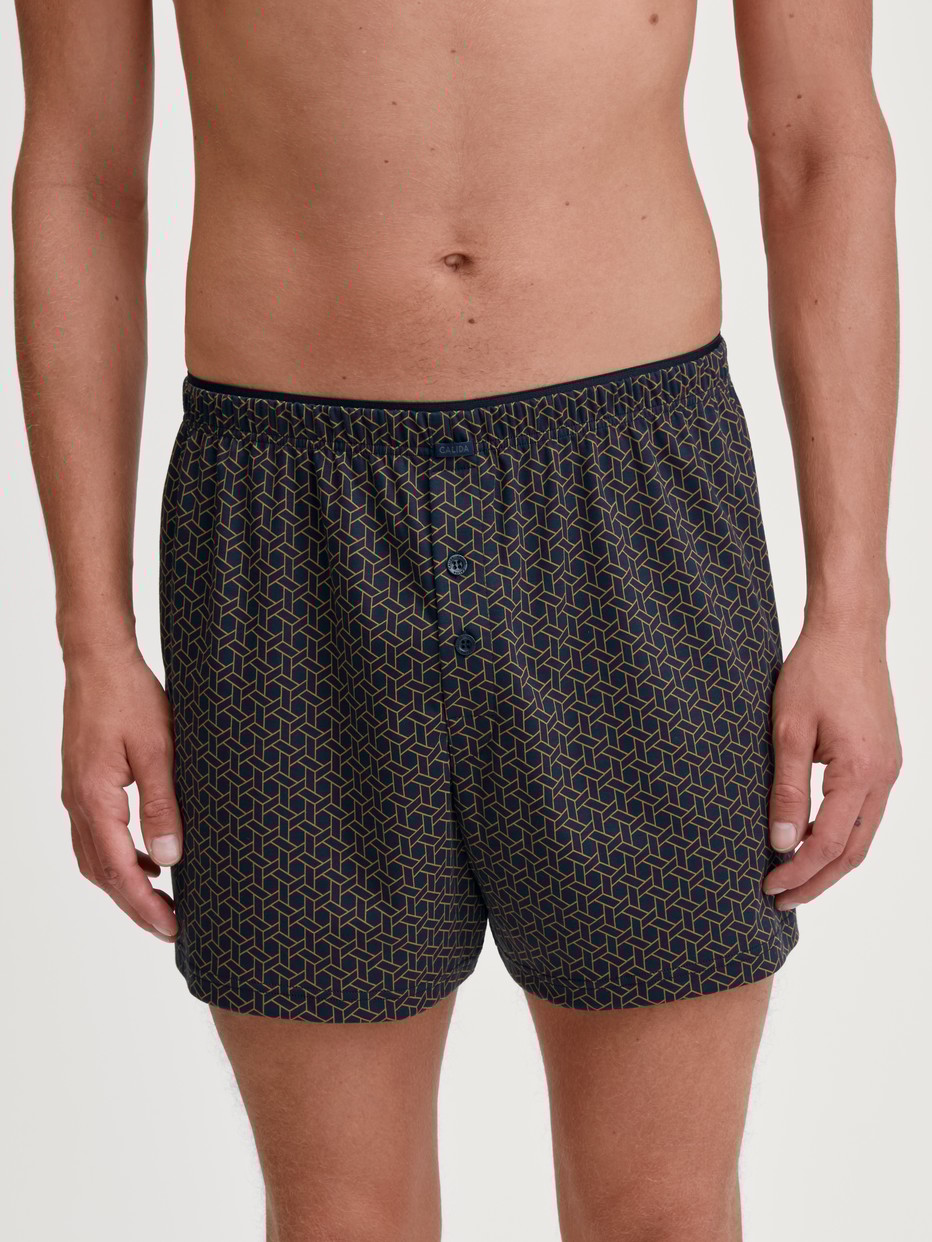 Le mannequin Homme porte le/la Boxer short en 100% coton de couleur Bleu, À motifs, de la série Cotton Choice de CALIDA, Vue de face