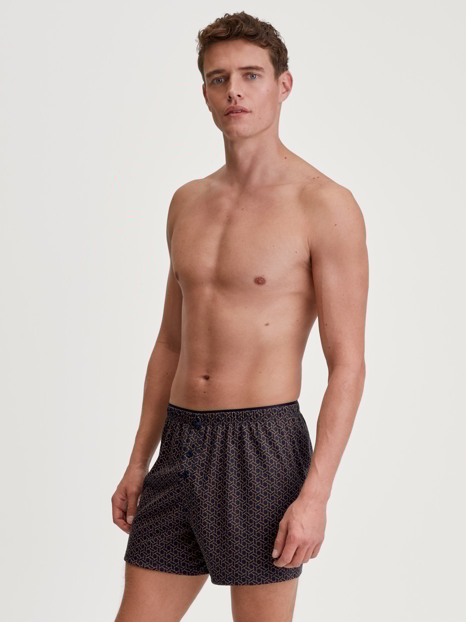 Le mannequin Homme porte le/la Boxer short en 100% coton de couleur Bleu, À motifs, de la série Cotton Choice de CALIDA, Tenue
