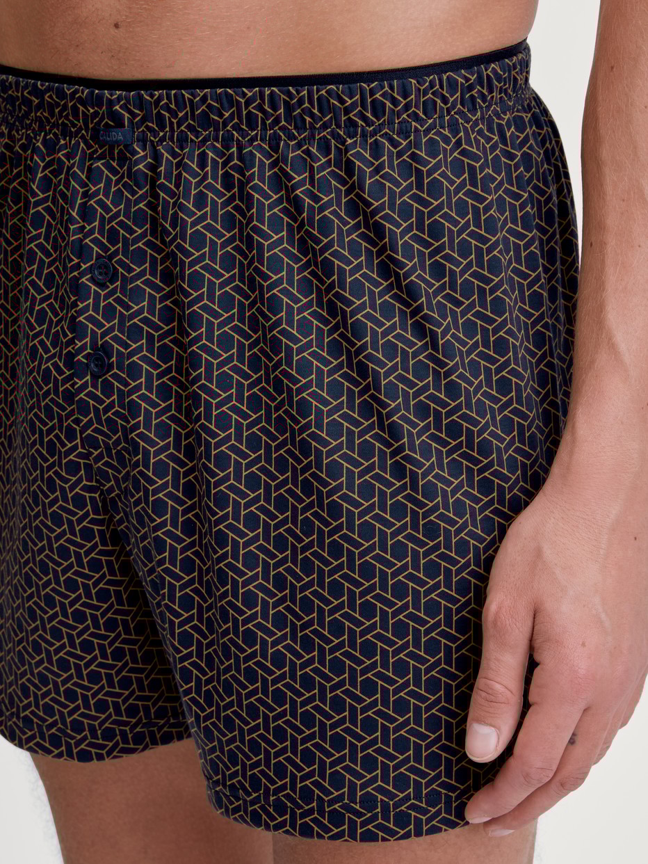 Le mannequin Homme porte le/la Boxer short en 100% coton de couleur Bleu, À motifs, de la série Cotton Choice de CALIDA, Détail