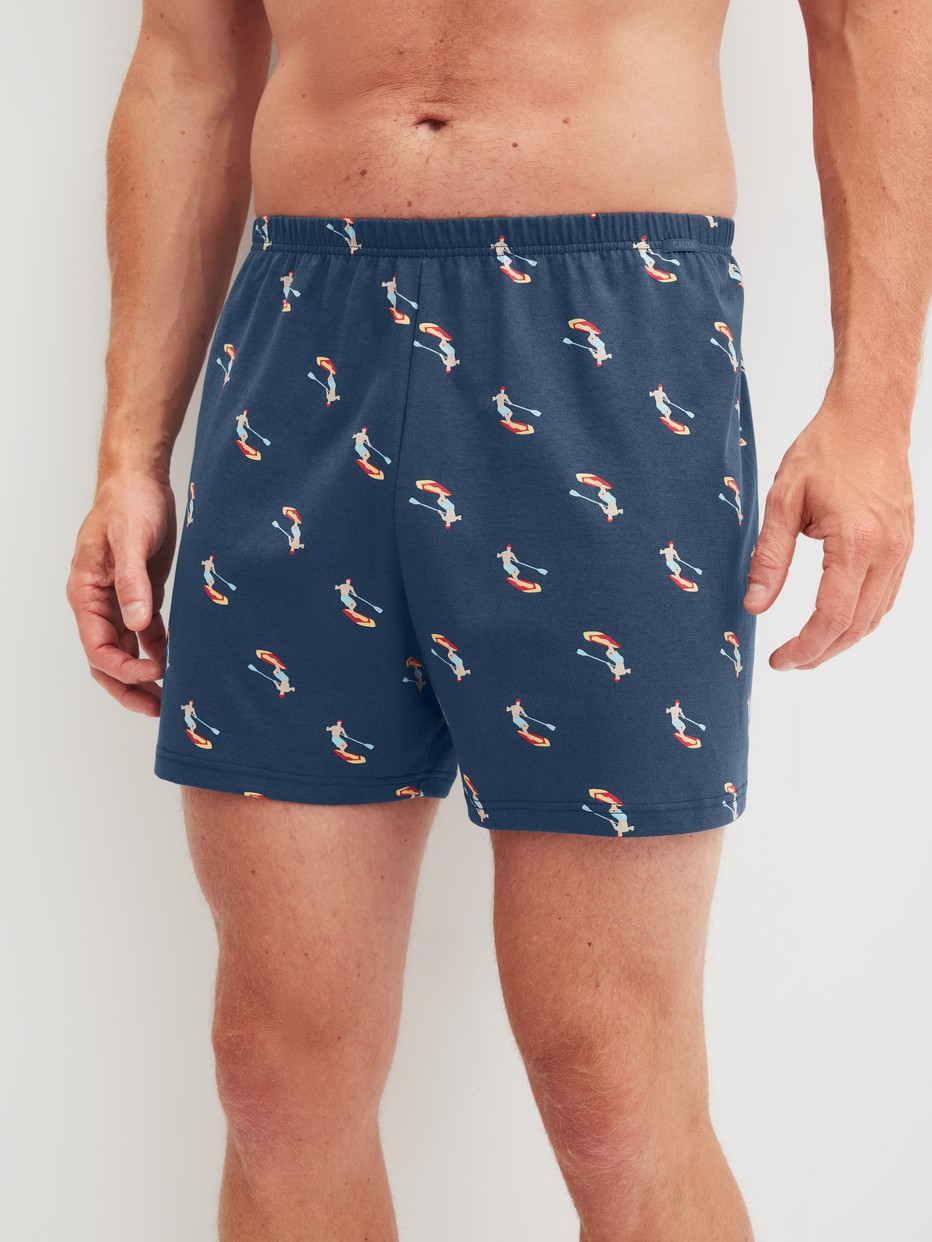 Men model is wearing Boxer shorts made of Cotton in Blue, Patterned from the Prints series by CALIDA, Front view