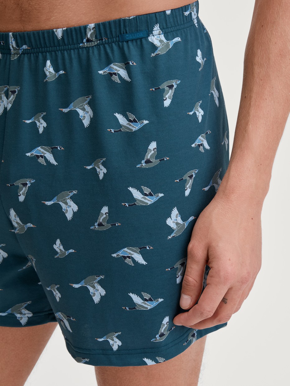 Herren-Model trägt Jersey-Boxershorts ohne Eingriff aus 100% Baumwolle in Blau, Gemustert aus Serie Prints von CALIDA, Detail