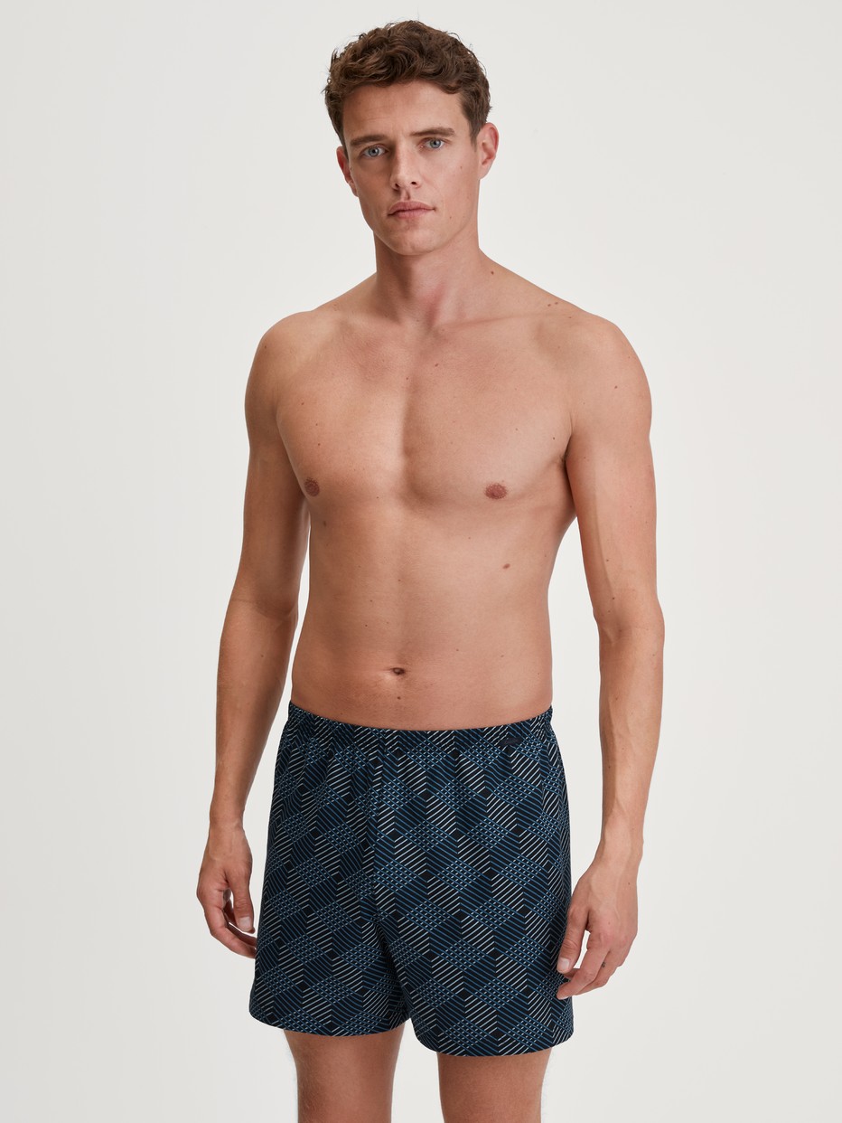 Herren-Model trägt Jersey-Boxershorts ohne Eingriff aus 100% Baumwolle in Schwarz, Gemustert aus Serie Prints von CALIDA, Outfit