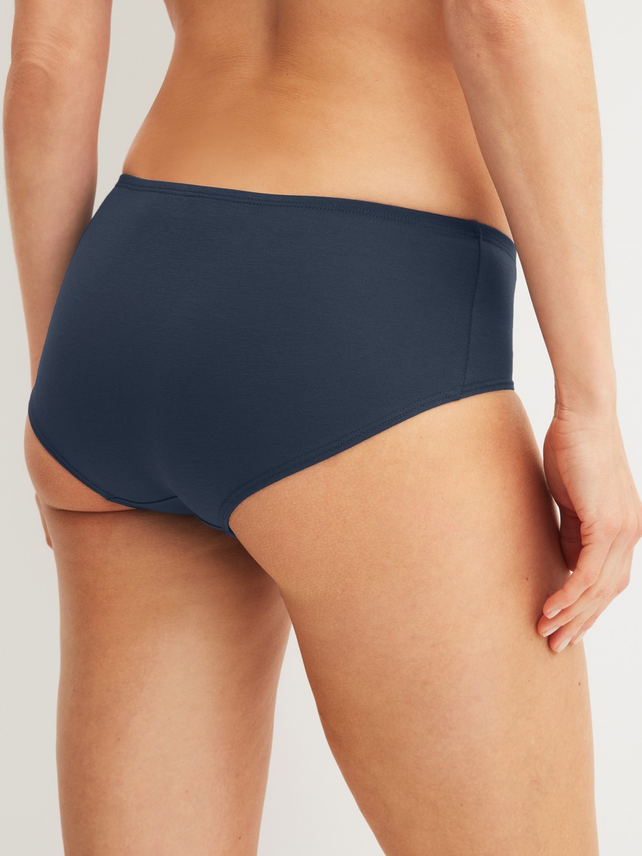 Le mannequin Femme porte le/la Panty taille basse en Coton de couleur Bleu, Unicolore, de la série Essential Cotton Spe de CALIDA, Vue arrière