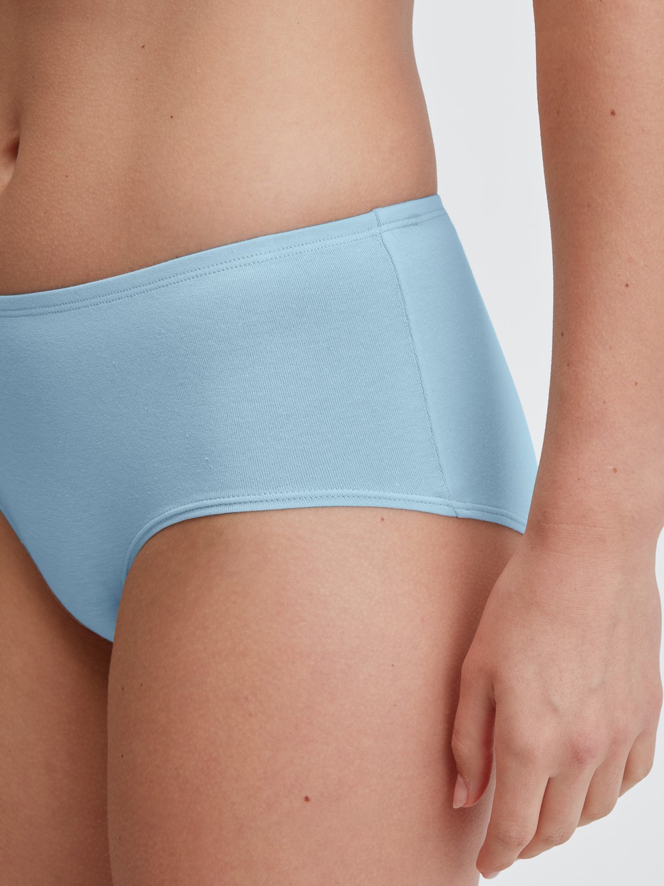 Damen-Model trägt Panty, low cut aus Baumwolle in Blau, Einfarbig aus Serie Essential Cotton von CALIDA, Detail