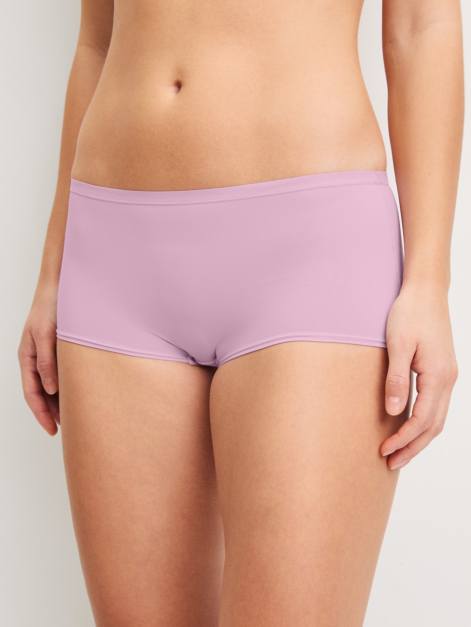 La modella / Il modello Donna indossa Panty, set da 3 in Poliammide di colore Viola, Floreale, della serie Eco Sense di CALIDA, Vista frontale