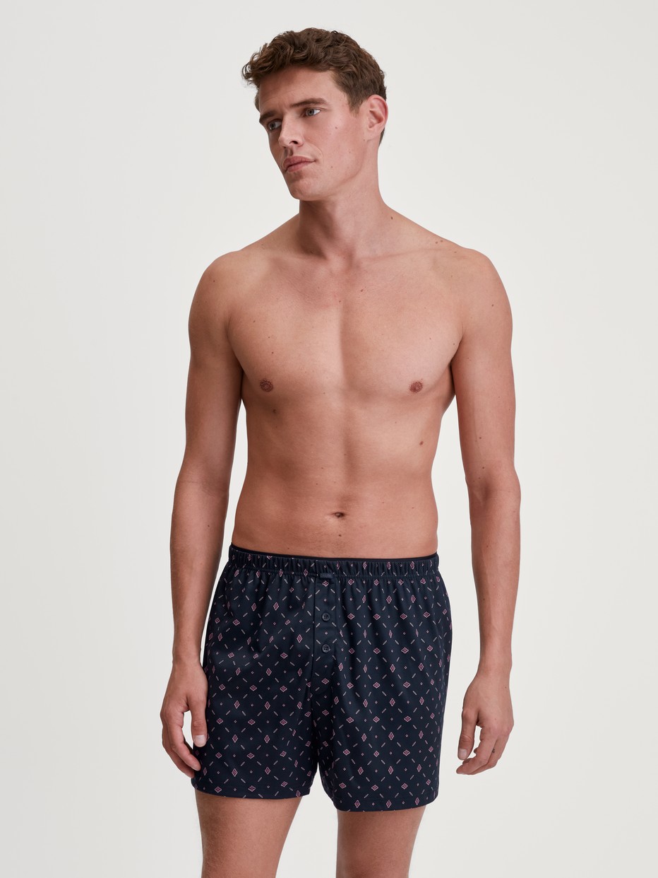 Herren-Model trägt Boxershorts mit Eingriff aus 100% Baumwolle in Blau, Gemustert aus Serie Selected Cotton von CALIDA, Zusatzbild