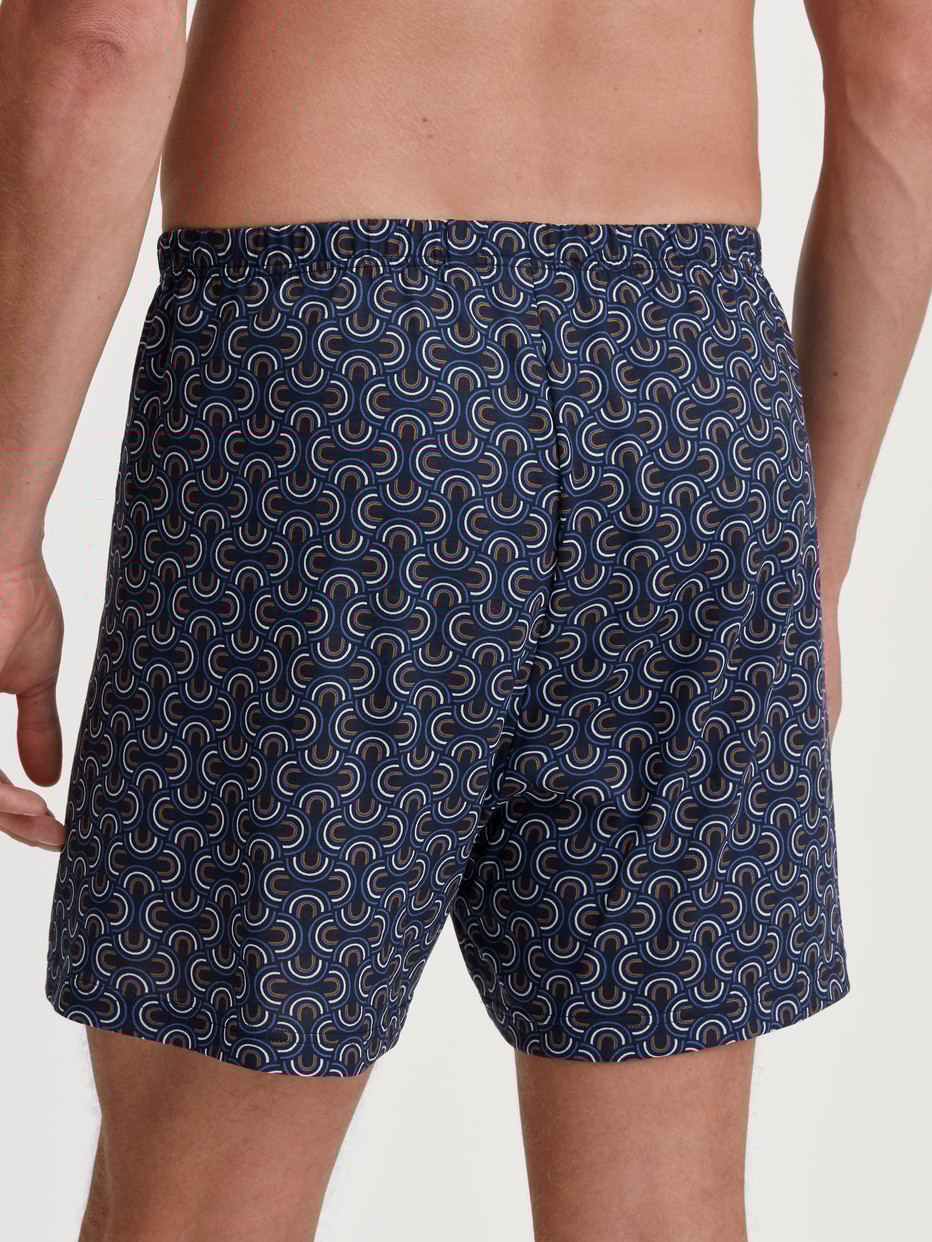 Le mannequin Homme porte le/la Boxer short en 100% coton de couleur Bleu, À motifs, de la série Prints de CALIDA, Vue arrière