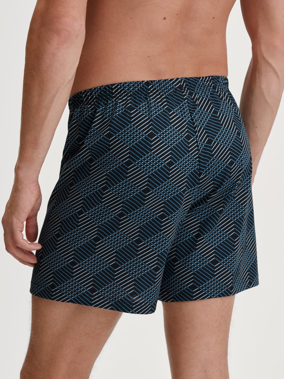 Le mannequin Homme porte le/la Boxer short en 100% coton de couleur Noir, À motifs, de la série Prints de CALIDA, Vue arrière