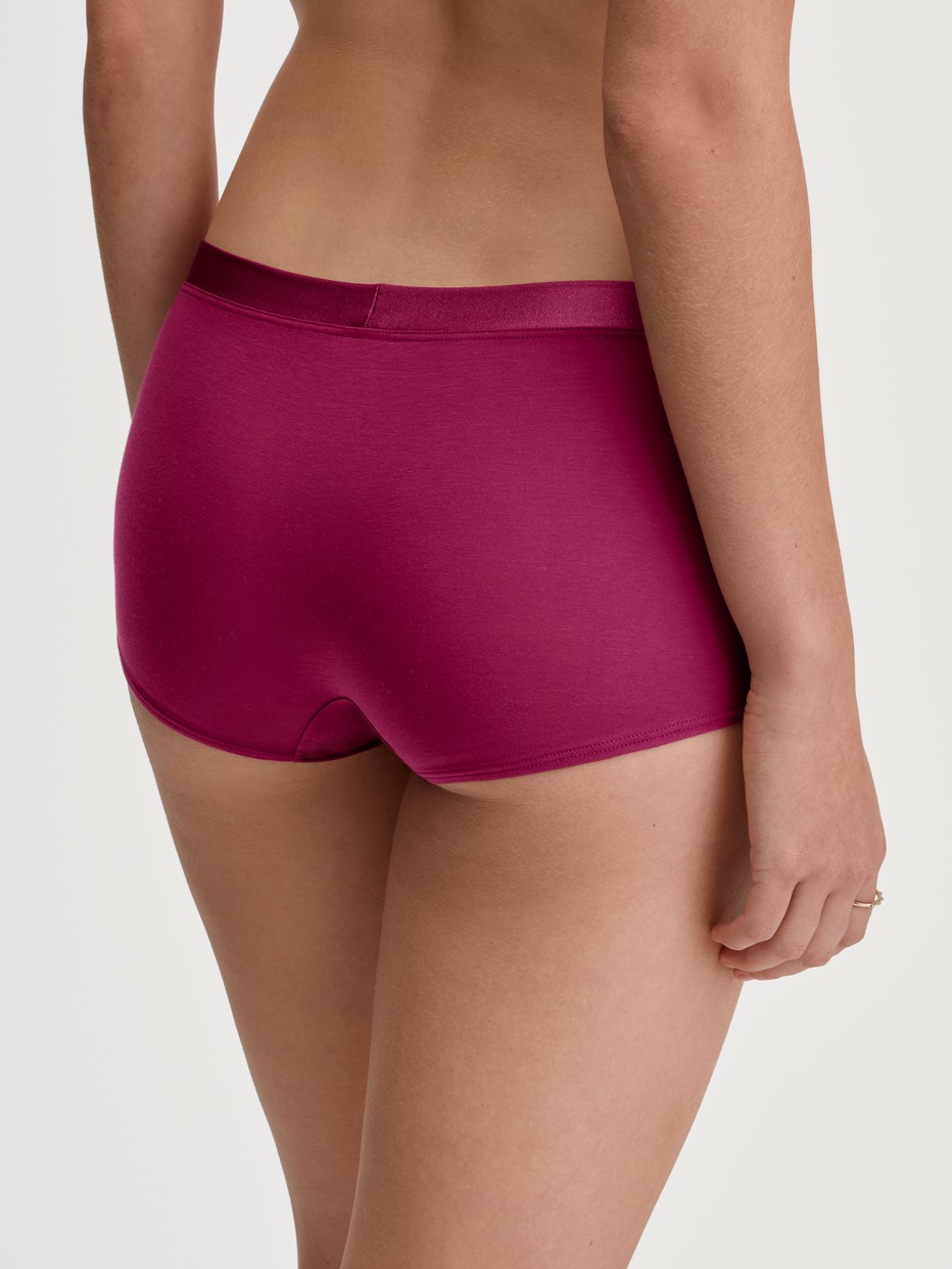 Damen-Model trägt Panty, regular cut aus Baumwolle in Rosa, Einfarbig aus Serie Cate von CALIDA, Rückansicht