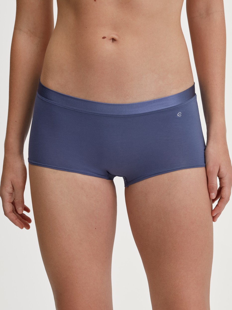 Damen-Model trägt Panty, regular cut aus Baumwolle in Blau, Einfarbig aus Serie Cate von CALIDA, Vorderansicht