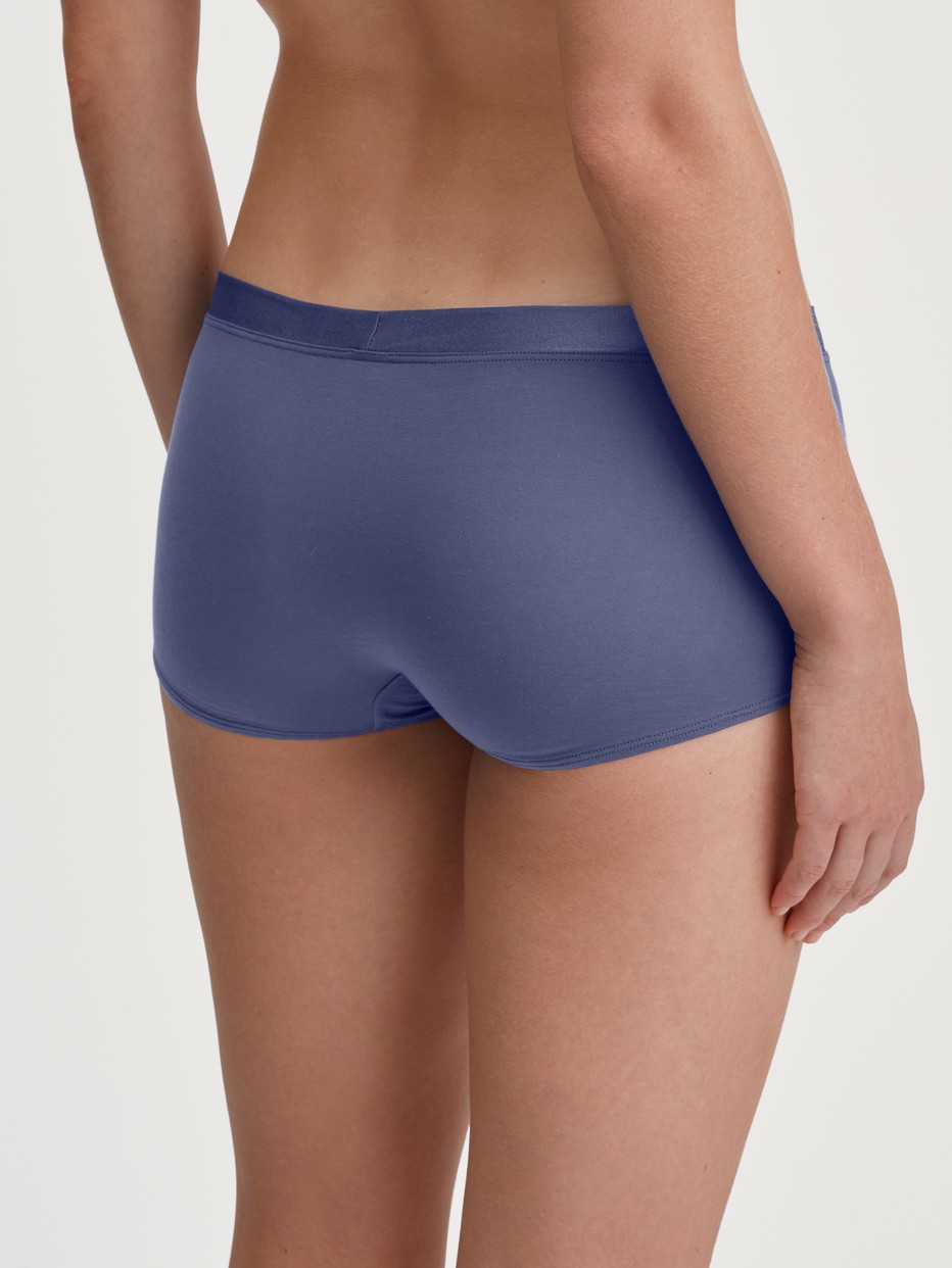 Damen-Model trägt Panty, regular cut aus Baumwolle in Blau, Einfarbig aus Serie Cate von CALIDA, Rückansicht
