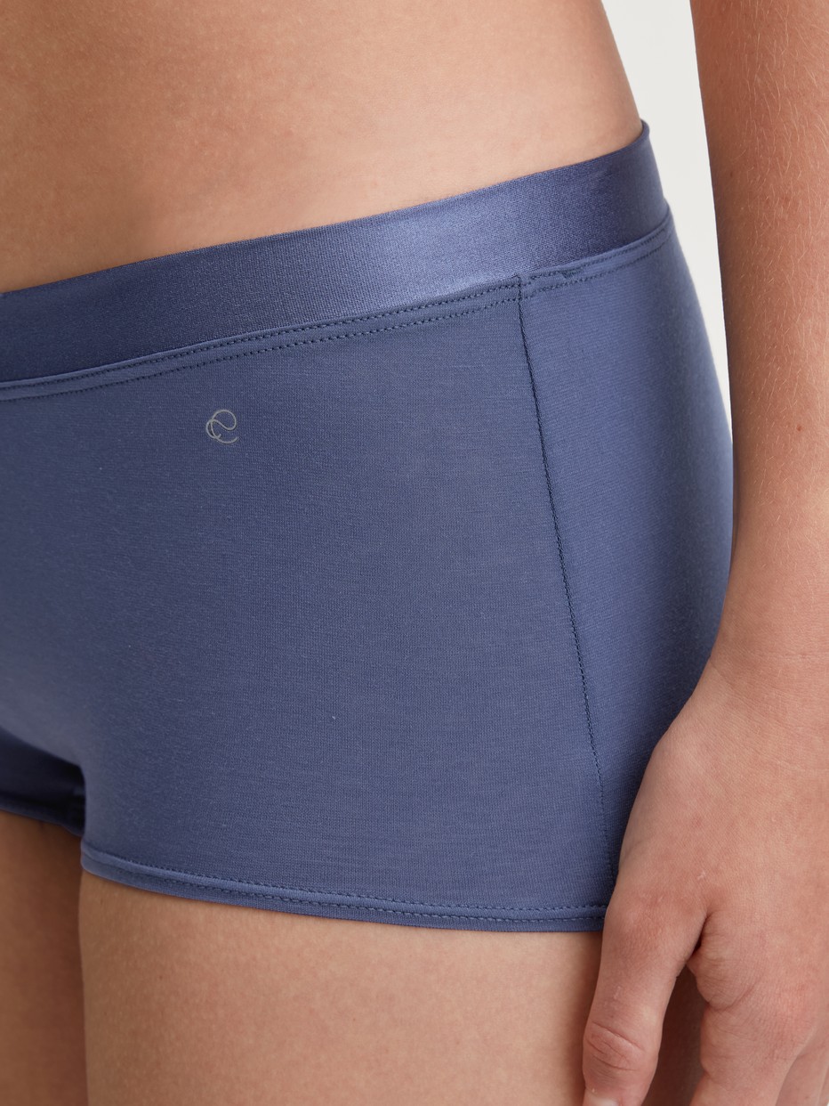 Damen-Model trägt Panty, regular cut aus Baumwolle in Blau, Einfarbig aus Serie Cate von CALIDA, Vorderansicht