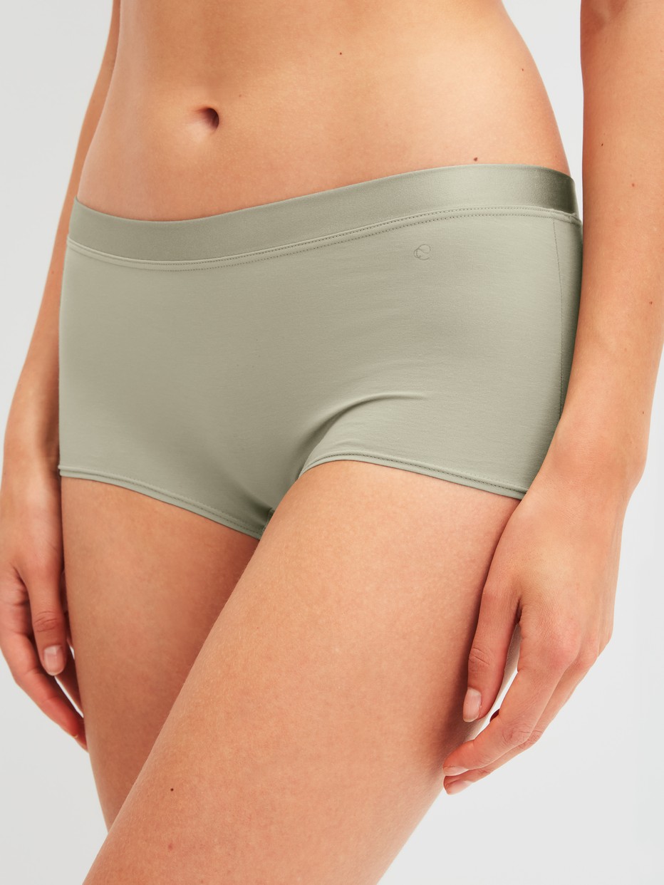 Damen-Model trägt Panty, regular cut aus Baumwolle in Grün, Einfarbig aus Serie Cate von CALIDA, Vorderansicht