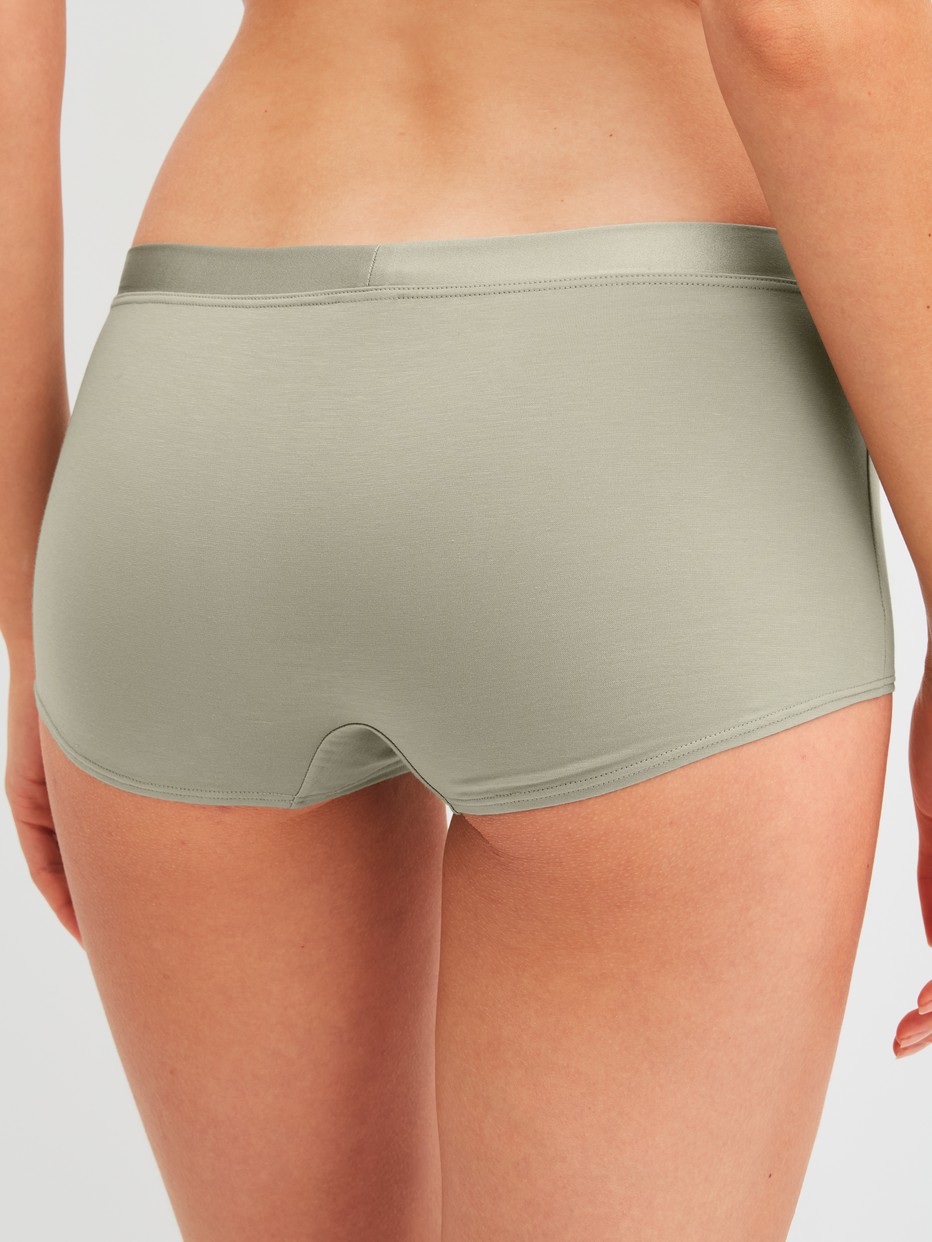Damen-Model trägt Panty, regular cut aus Baumwolle in Grün, Einfarbig aus Serie Cate von CALIDA, Rückansicht