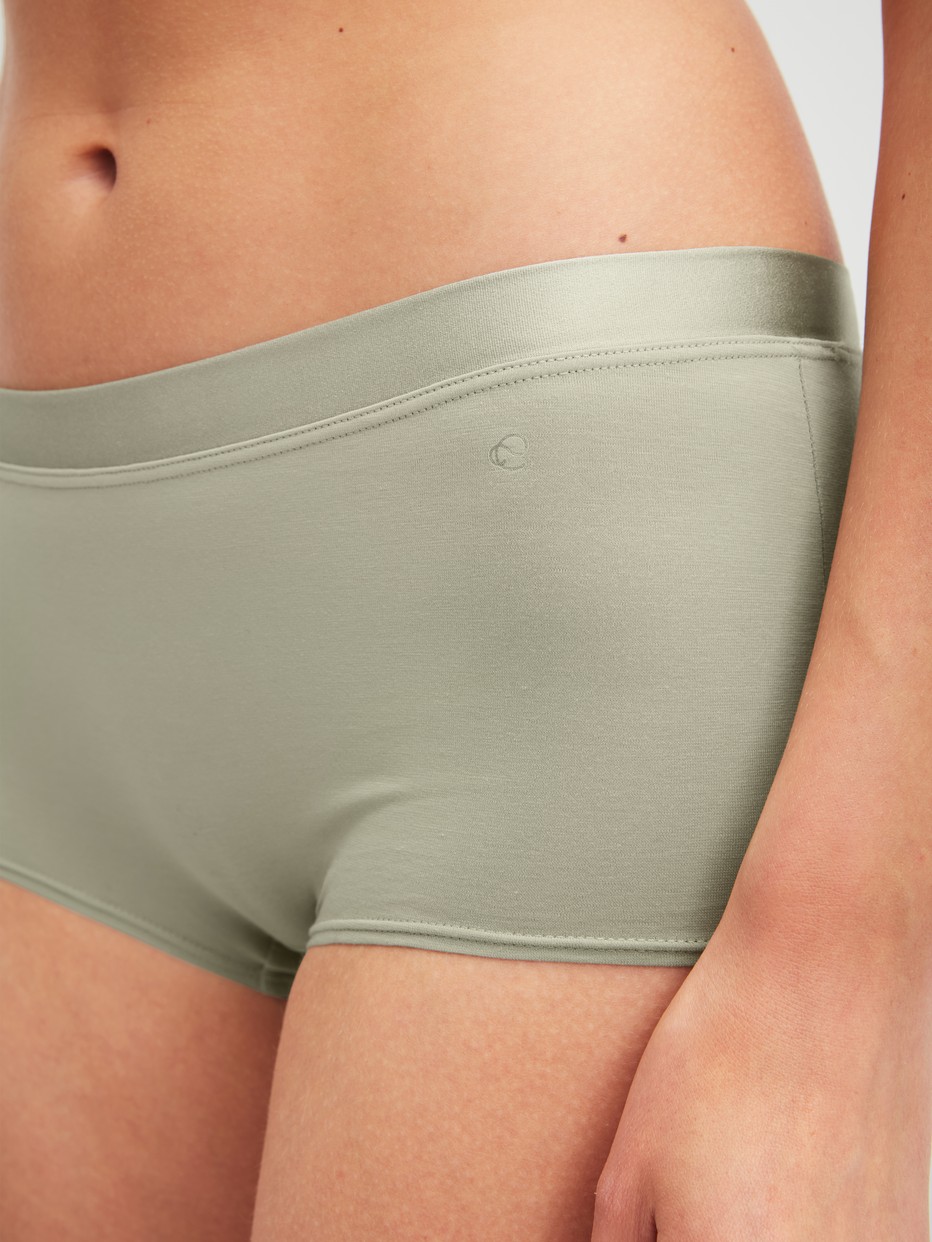 Damen-Model trägt Panty, regular cut aus Baumwolle in Grün, Einfarbig aus Serie Cate von CALIDA, Detail