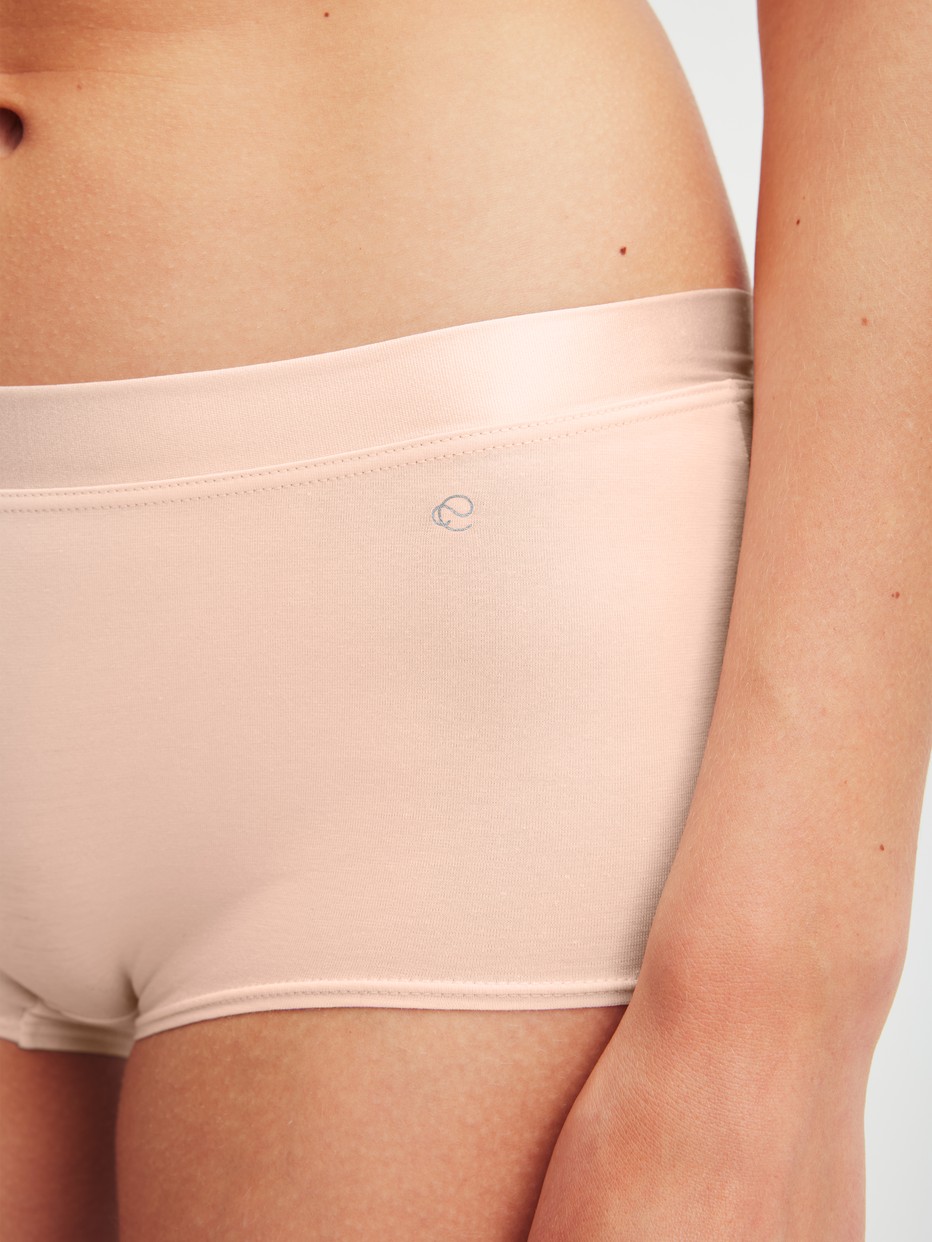 Damen-Model trägt Panty, regular cut aus Baumwolle in Rosa, Einfarbig aus Serie Cate von CALIDA, Detail