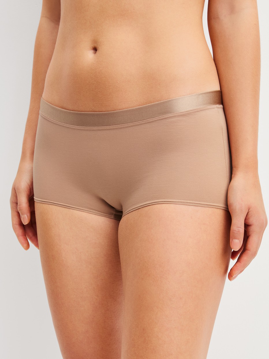 Le mannequin Femme porte le/la Panty taille haute en Coton de couleur Beige, Unicolore, de la série Cate de CALIDA, Vue de face