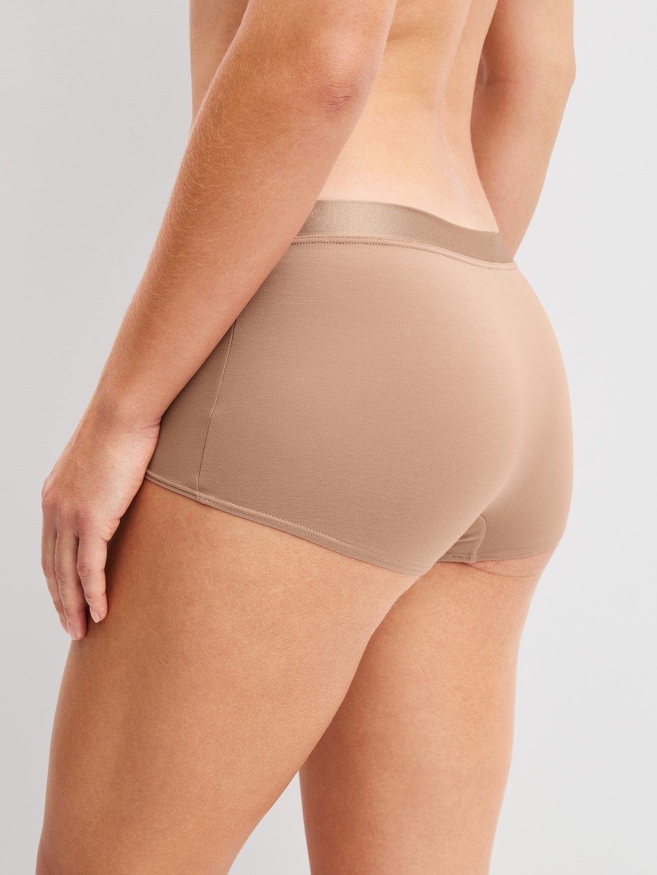 Le mannequin Femme porte le/la Panty taille haute en Coton de couleur Beige, Unicolore, de la série Cate de CALIDA, Vue arrière