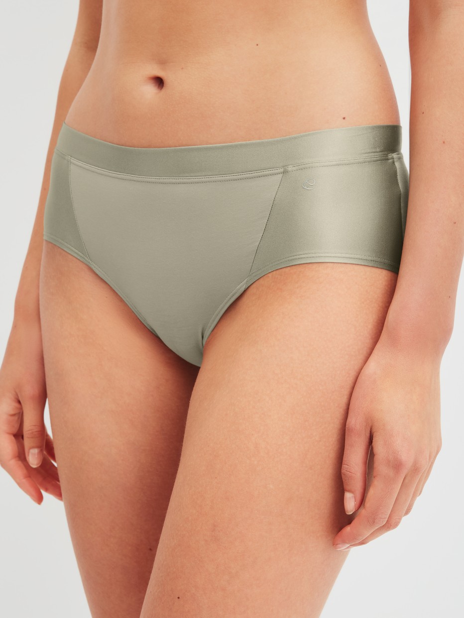 Damen-Model trägt Panty, low cut aus Baumwolle in Grün, Einfarbig aus Serie Cate von CALIDA, Vorderansicht