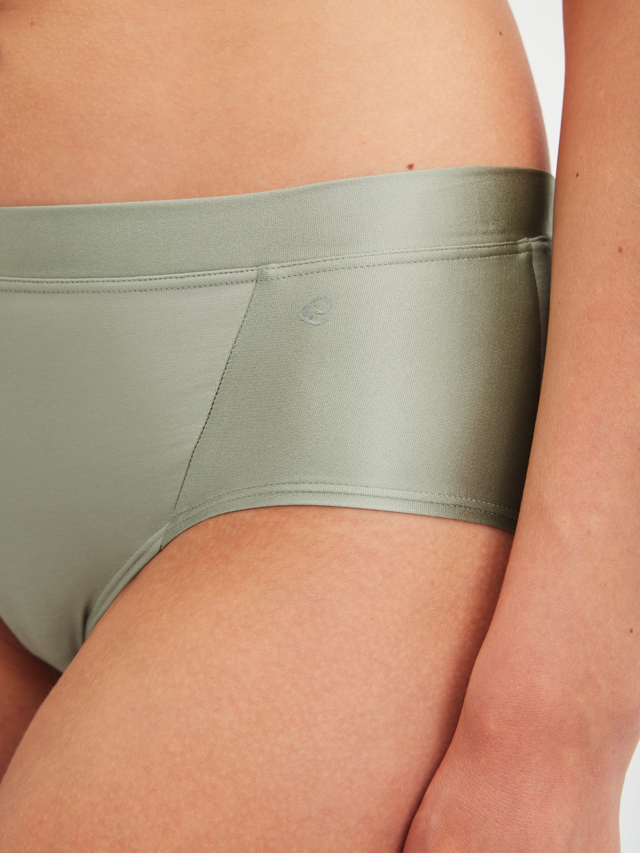 Damen-Model trägt Panty, low cut aus Baumwolle in Grün, Einfarbig aus Serie Cate von CALIDA, Detail