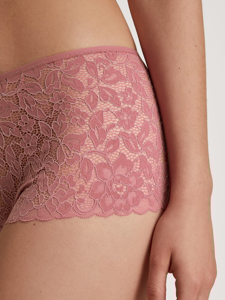 Damen-Model trägt Panty, regular cut aus Spitze in Rosa, Spitze aus Serie Nat. Comfort Xtra von CALIDA, Detail