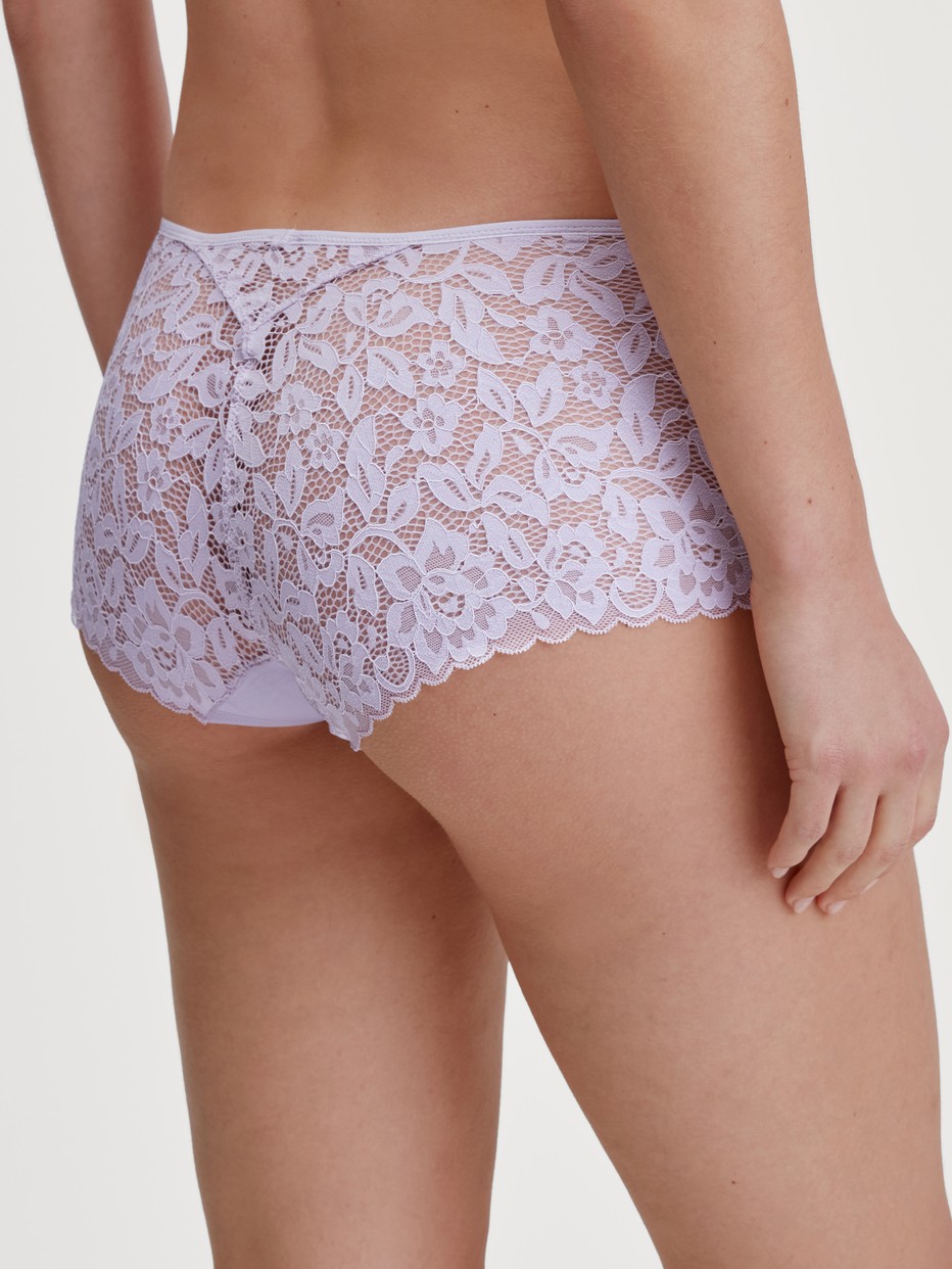 La modella / Il modello Donna indossa Panty taglio regolare in Cotone di colore Viola, Pizzo, della serie Natural Comfort Lace di CALIDA, Vista posteriore