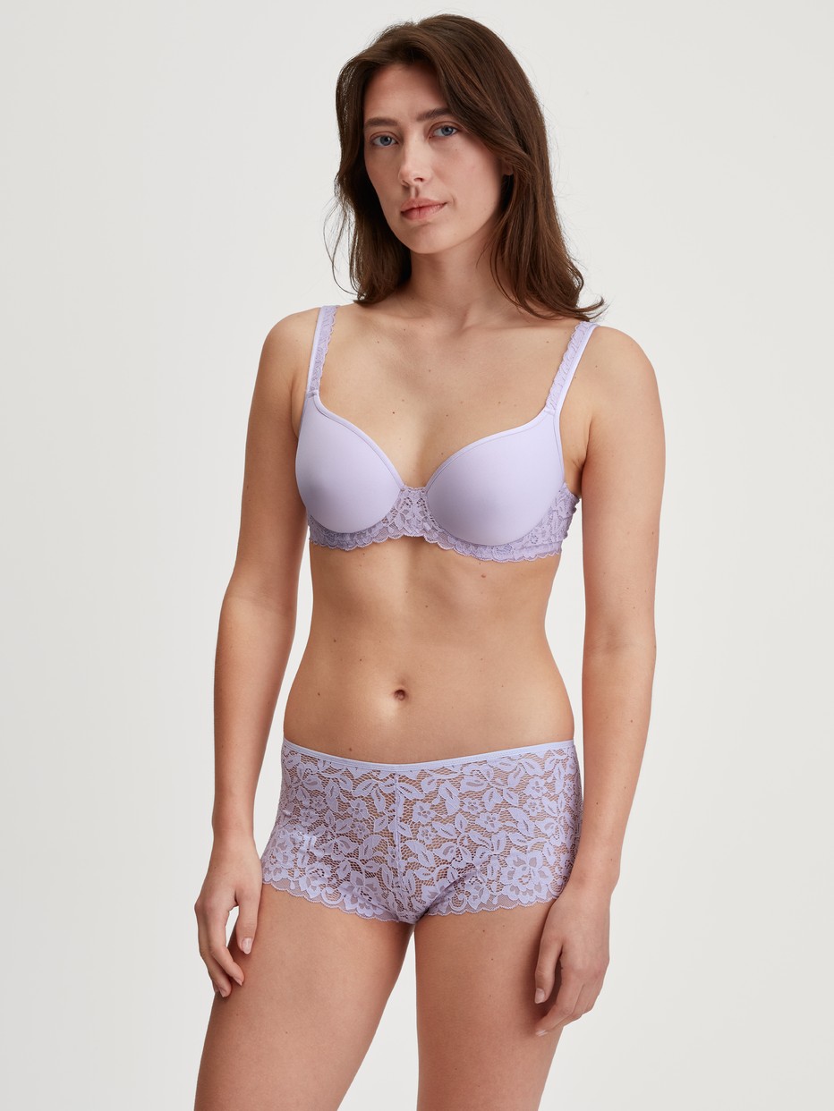 La modella / Il modello Donna indossa Panty taglio regolare in Cotone di colore Viola, Pizzo, della serie Natural Comfort Lace di CALIDA, Abbigliamento