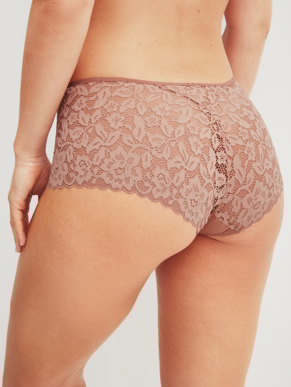Le mannequin Femme porte le/la Panty taille haute en Coton de couleur Marron, Dentelle, de la série Natural Comfort Lace de CALIDA, Vue arrière