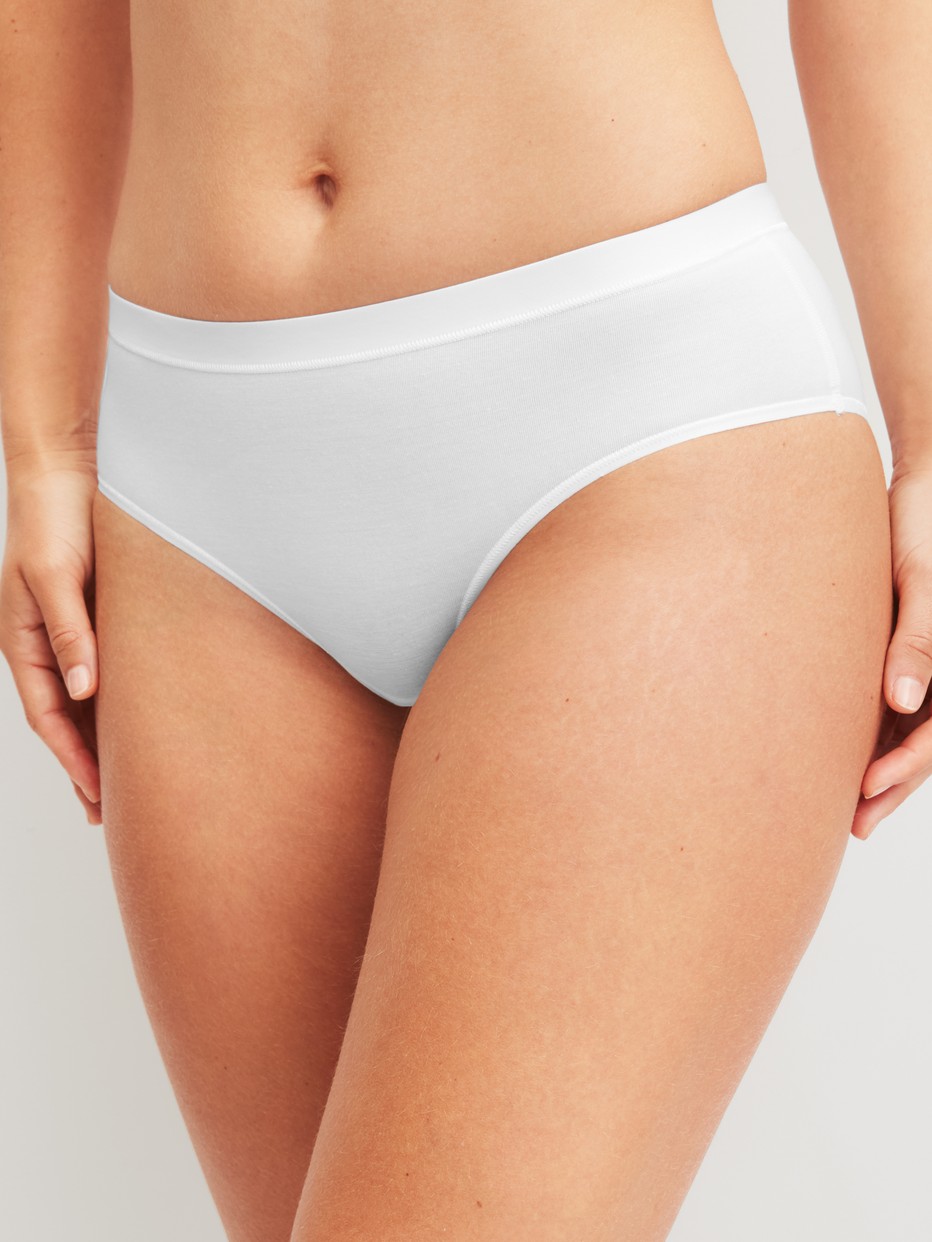 La modella / Il modello Donna indossa Panty taglio regolare in Modal di colore Bianco, Tinta unita, della serie Soft Favourites di CALIDA, Vista frontale