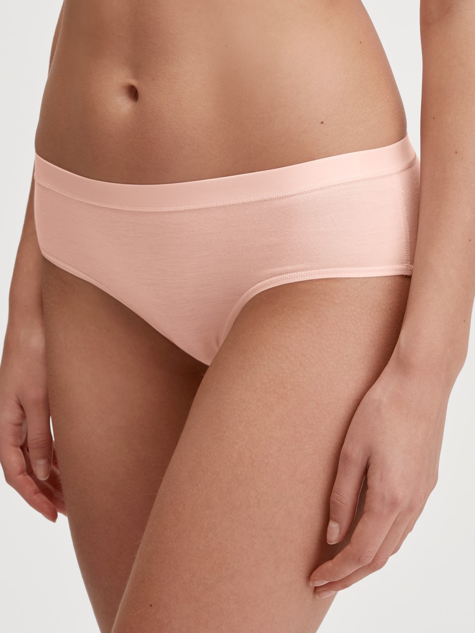 Damen-Model trägt Panty, regular cut aus Modal in Rosa, Einfarbig aus Serie Soft Favourites von CALIDA, Vorderansicht