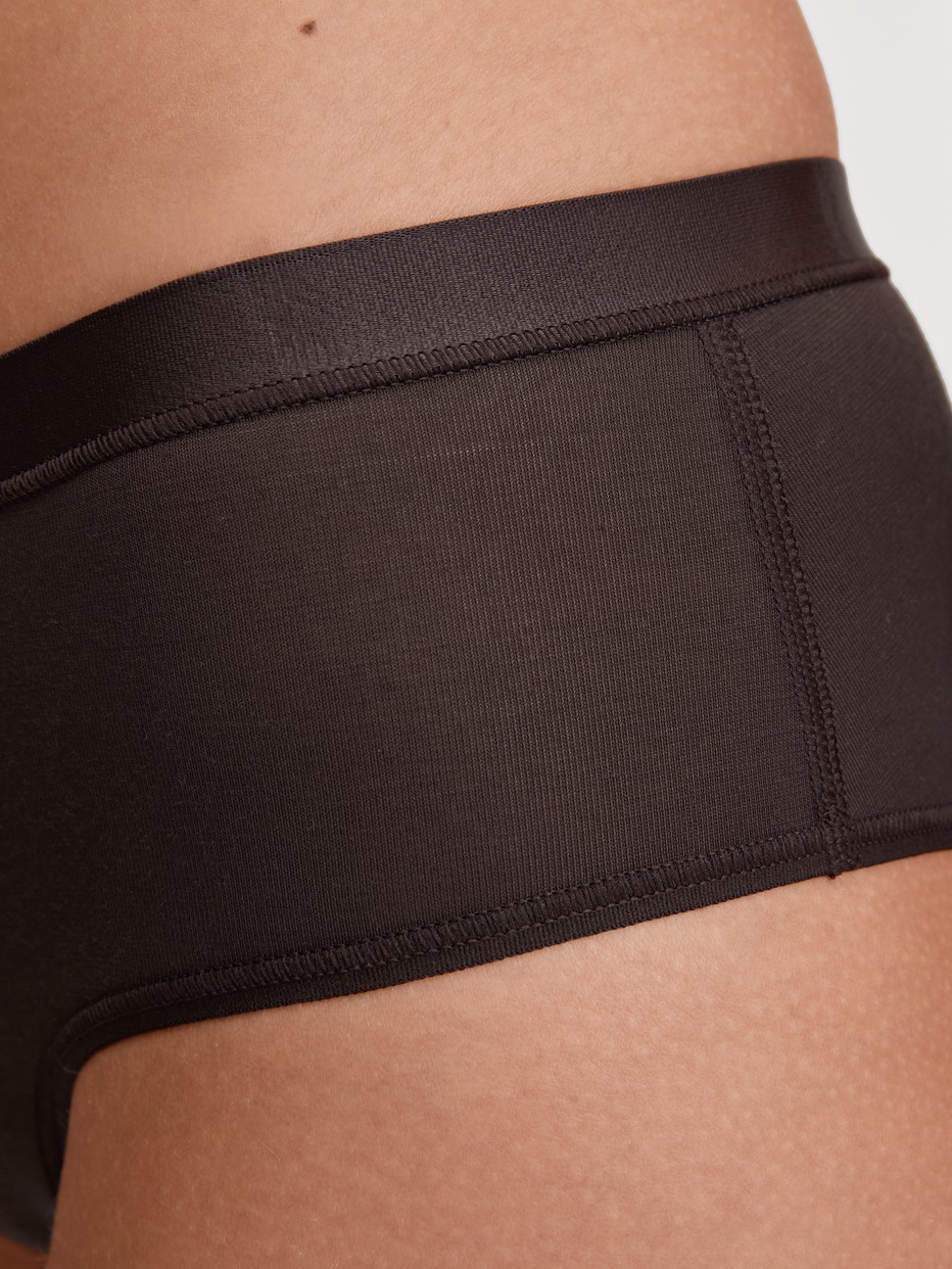 Damen-Model trägt Panty, regular cut aus Modal in Braun, Einfarbig aus Serie Soft Favourites von CALIDA, Detail