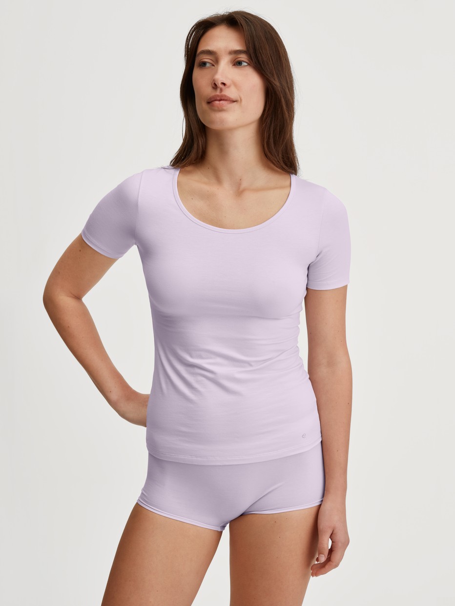 Damen-Model trägt Panty, regular cut aus Baumwolle in Violett, Einfarbig aus Serie Natural Comfort von CALIDA, Outfit