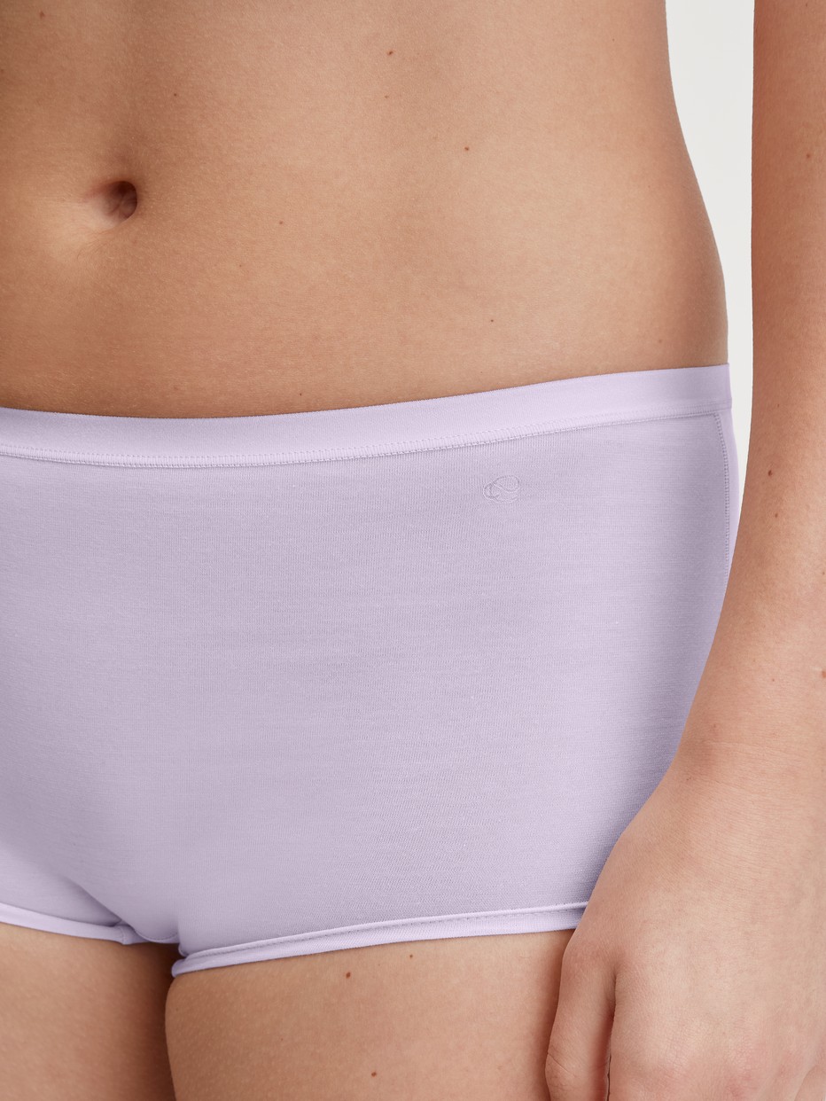 Damen-Model trägt Panty, regular cut aus Baumwolle in Violett, Einfarbig aus Serie Natural Comfort von CALIDA, Detail