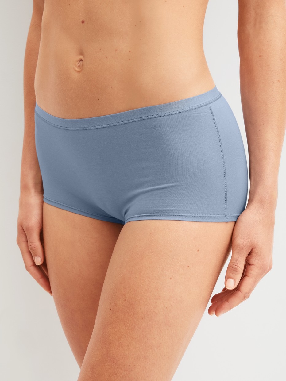 Damen-Model trägt Panty, regular cut aus Baumwolle in Blau, Einfarbig aus Serie Natural Comfort von CALIDA, Vorderansicht