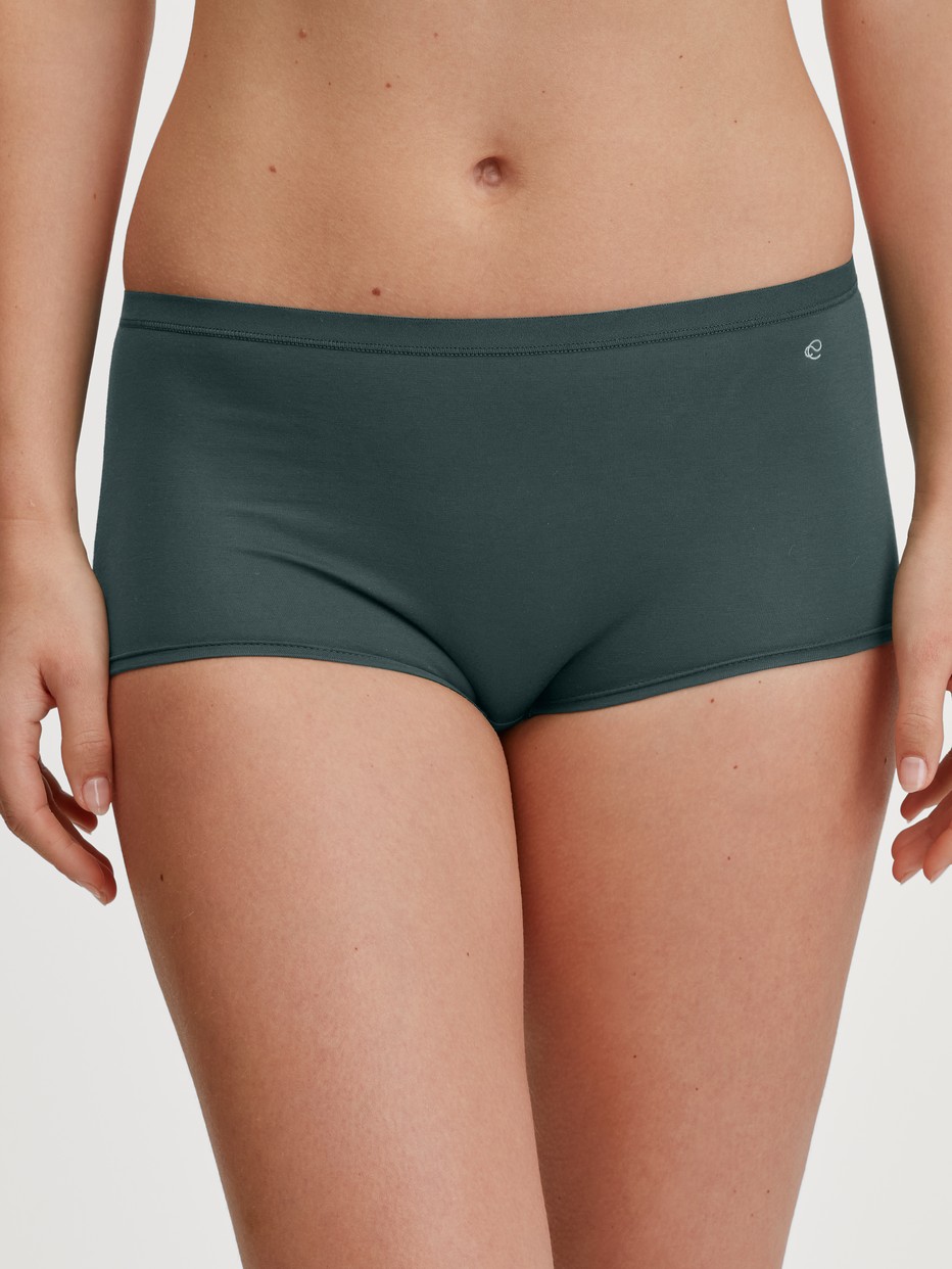 Damen-Model trägt Panty, regular cut aus Baumwolle in Grün, Einfarbig aus Serie Natural Comfort von CALIDA, Vorderansicht