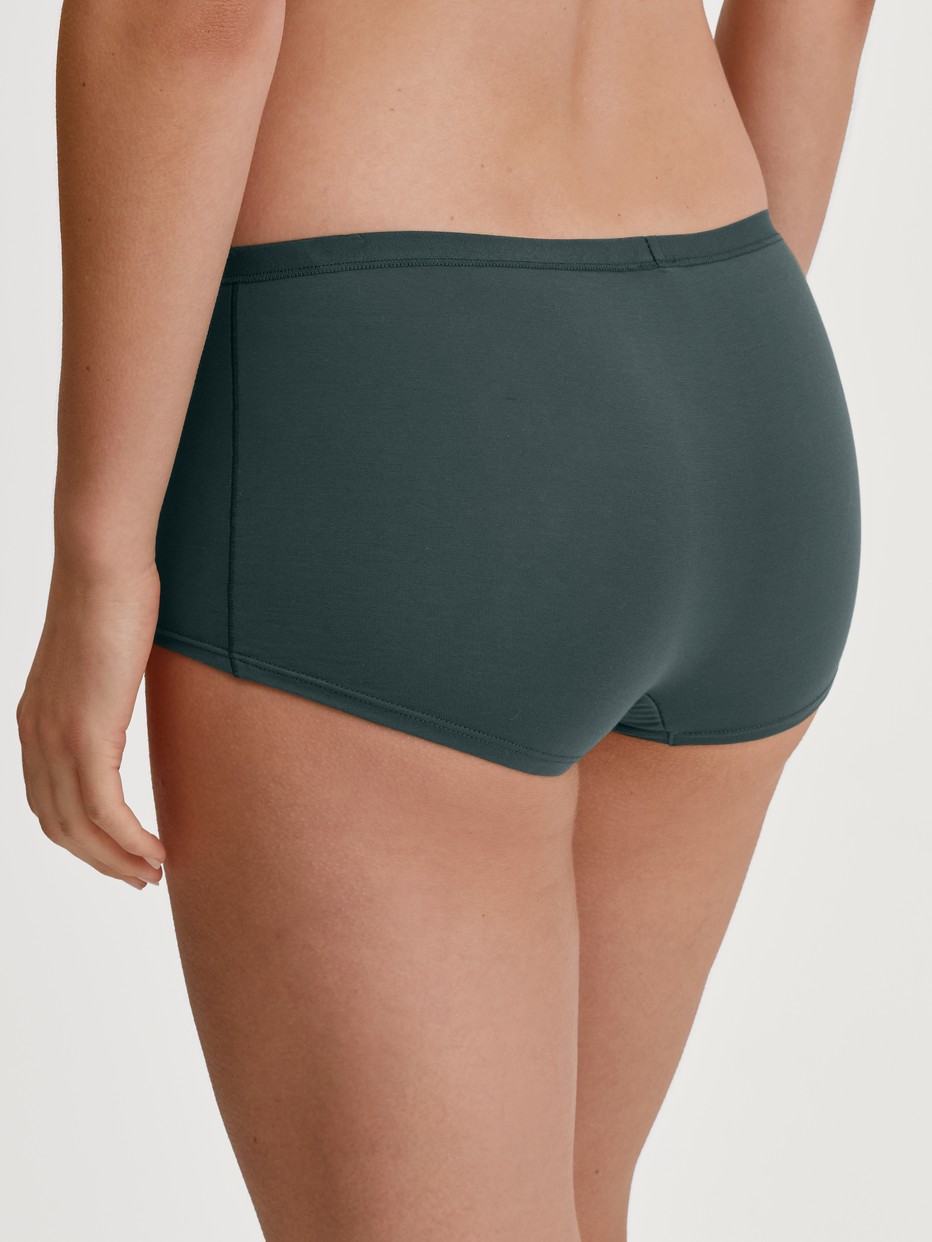 Damen-Model trägt Panty, regular cut aus Baumwolle in Grün, Einfarbig aus Serie Natural Comfort von CALIDA, Rückansicht