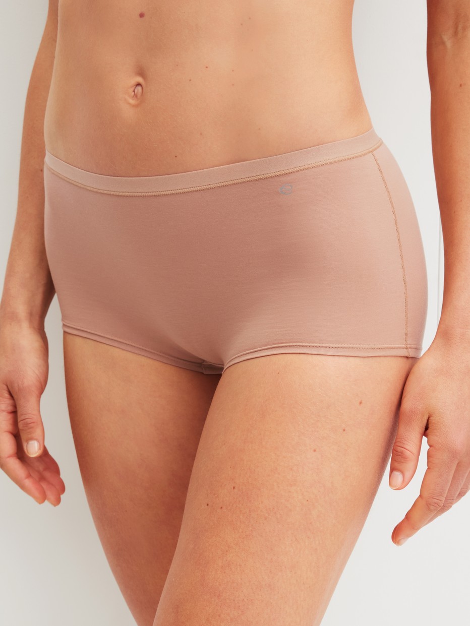 Damen-Model trägt Panty, regular cut aus Baumwolle in Braun, Einfarbig aus Serie Natural Comfort von CALIDA, Vorderansicht