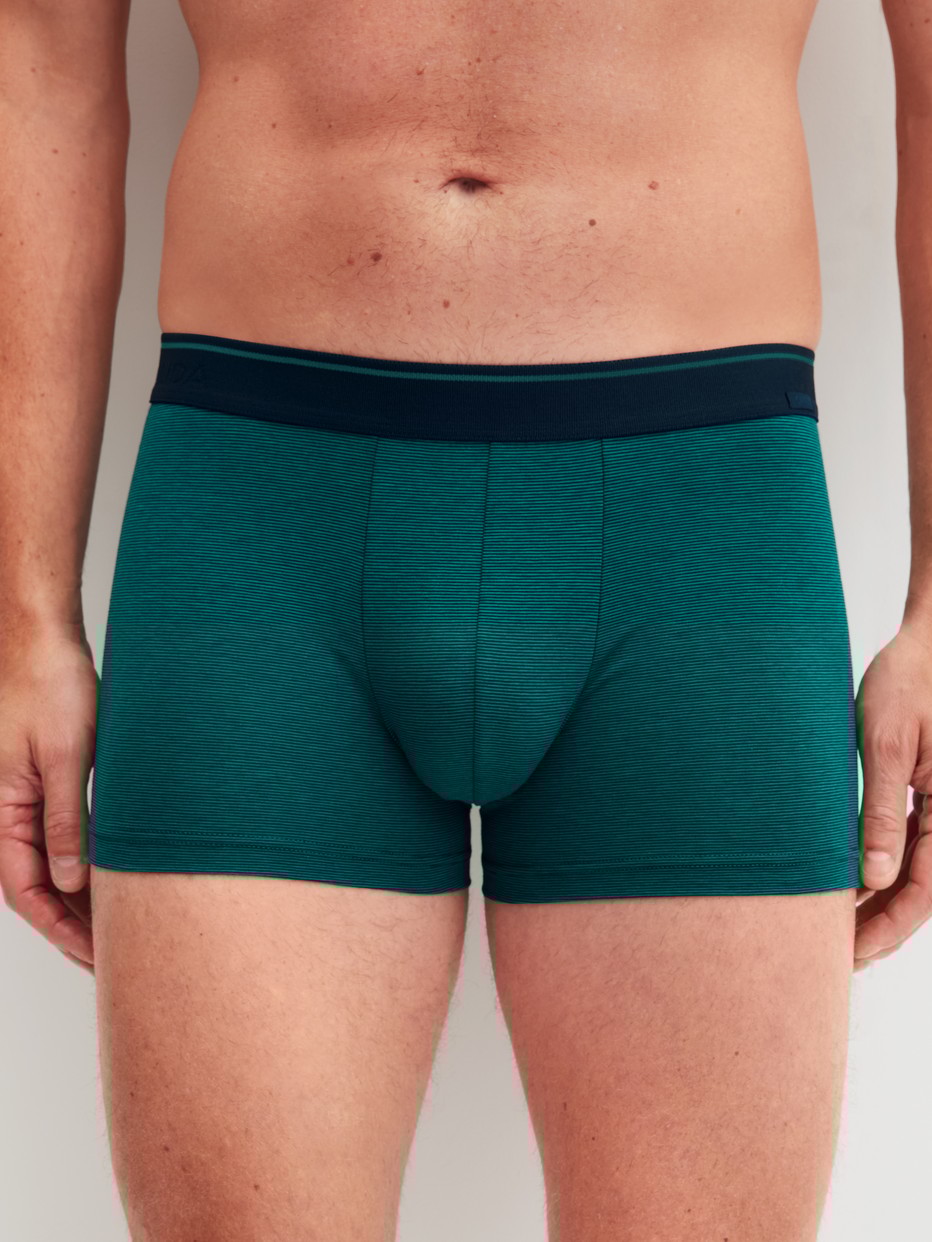 Le mannequin Homme porte le/la Boxer brief en Coton de couleur Vert, Unicolore, de la série Cotton Stretch de CALIDA, Vue de face