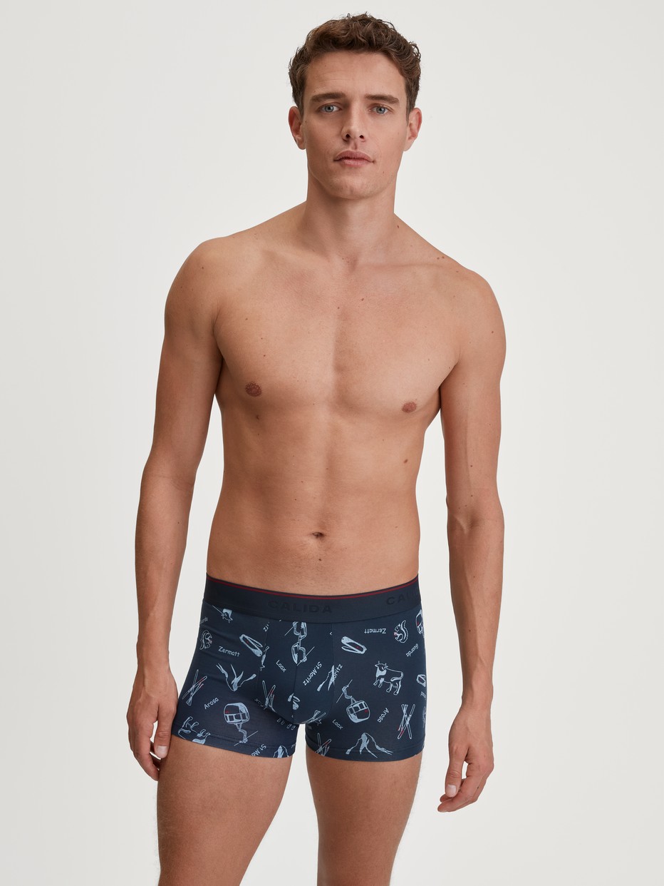 Men model is wearing Boxer brief made of Cotton in Blue, Motif from the Swiss Resort series by CALIDA, Outfit