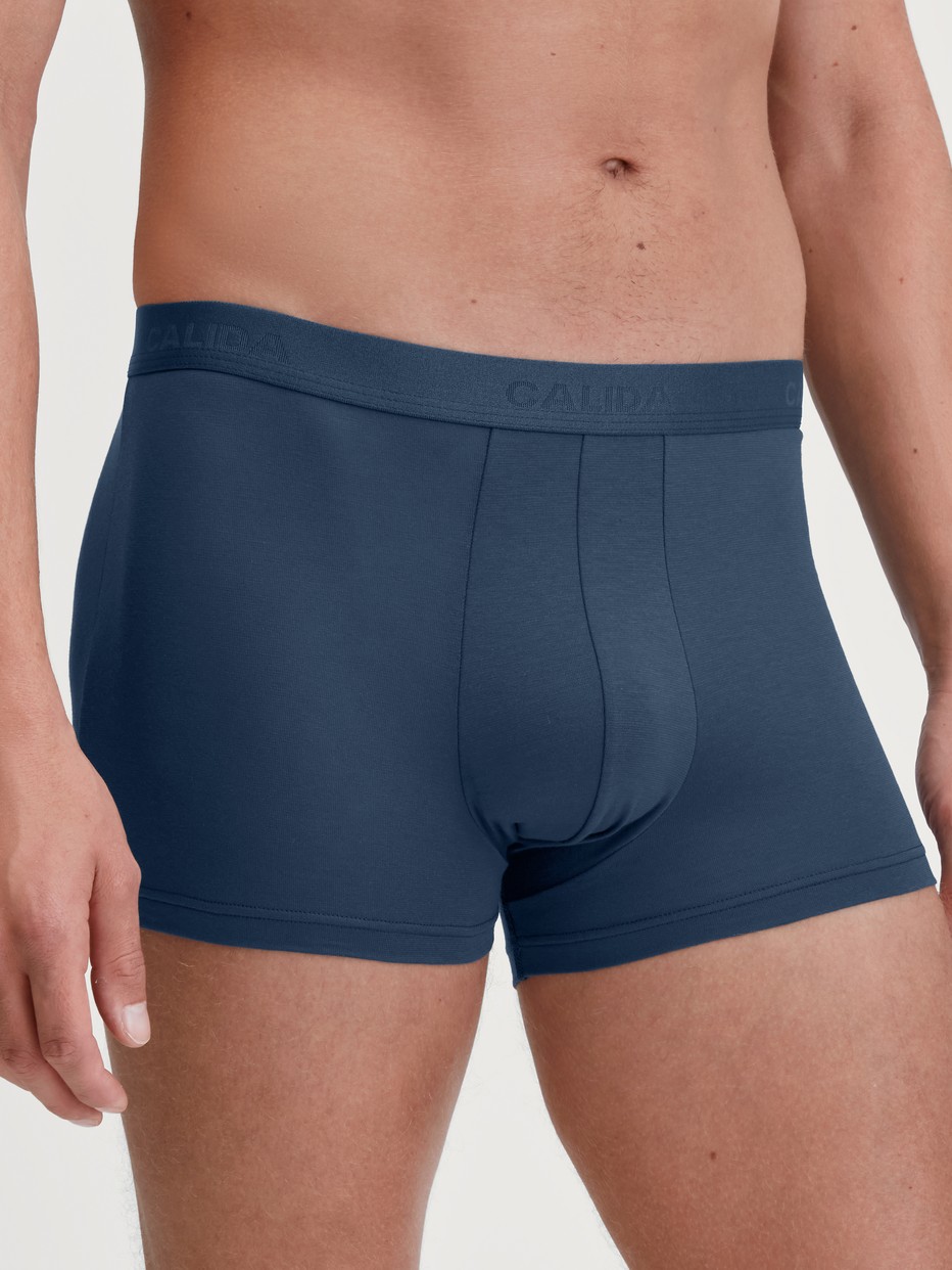 Herren-Model trägt Boxer Brief mit Softbund aus Baumwolle in Blau, Einfarbig aus Serie Evolution von CALIDA, Vorderansicht