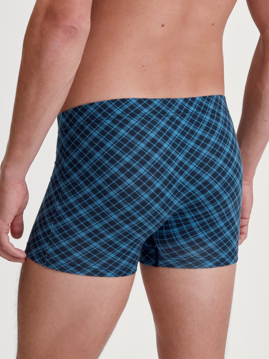 Herren-Model trägt Boxer Brief aus Baumwolle in Blau, Kariert aus Serie Cotton Code Design von CALIDA, Rückansicht